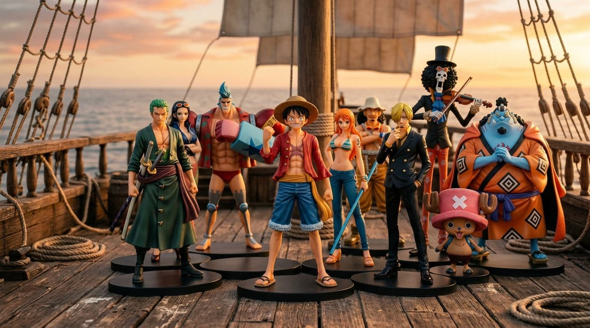 Dix figurines de l'équipage du Chapeau de paille sur un pont de bateau au coucher du soleil : Luffy au centre avec son chapeau de paille, entouré de Zoro, Nami, Usopp, Sanji, Chopper, Robin, Franky, Brook et Jinbe