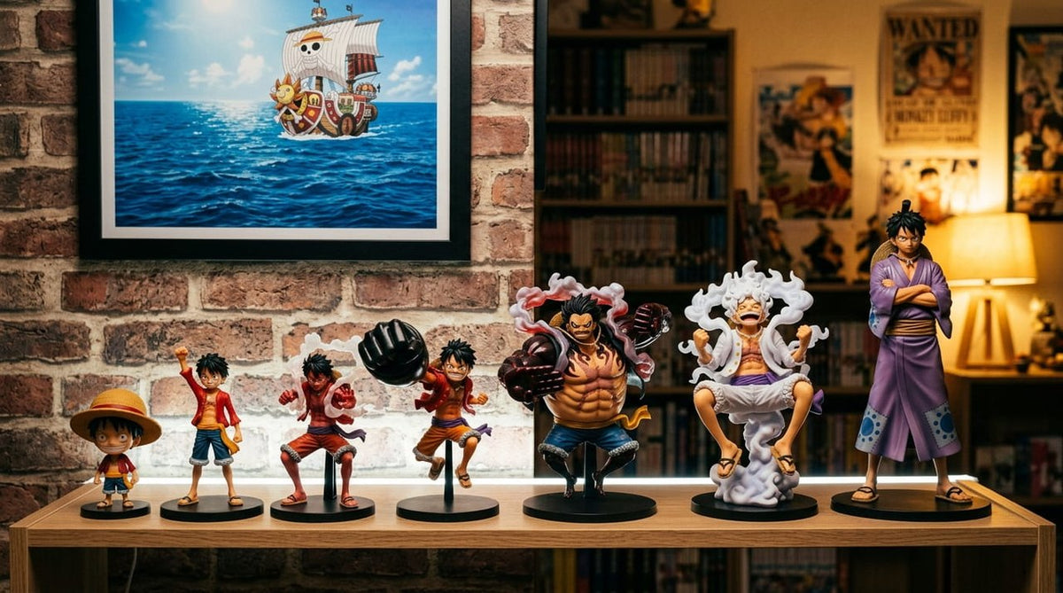 Sept figurines de Luffy alignées sur une étagère en bois éclairée par LED : chibi au chapeau de paille, Luffy classique, Gear 2, Gear 3 au poing géant, Gear 4 Boundman, Gear 5 aux cheveux blancs, kimono violet de Wano