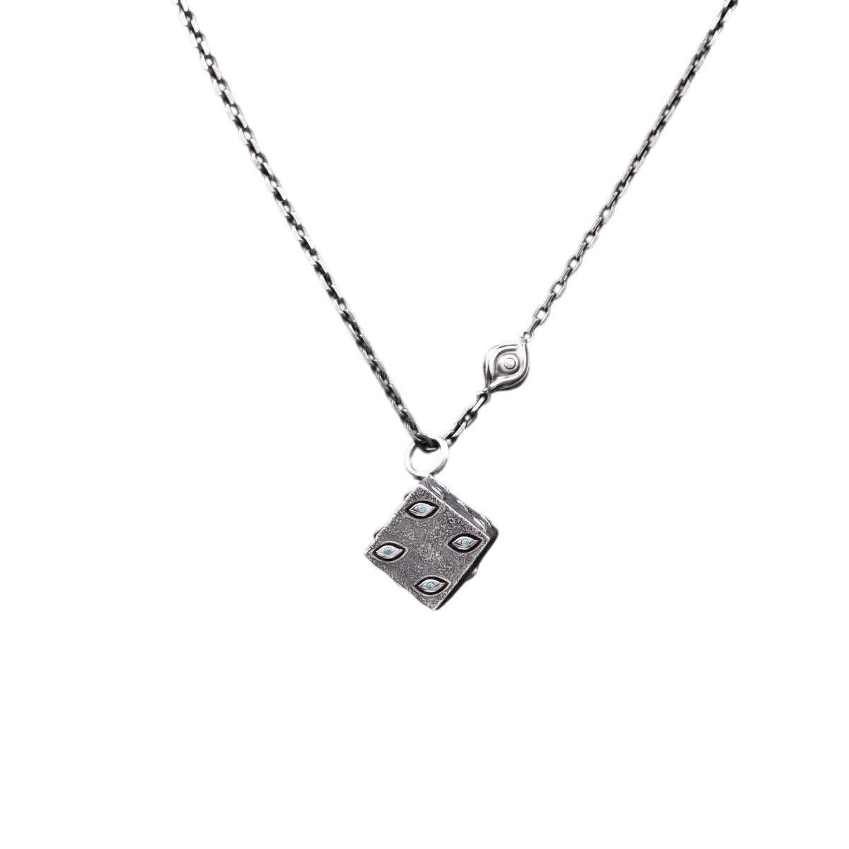 Pendentif cube Prison Realm en métal sur sa chaîne fine, détouré sur fond blanc