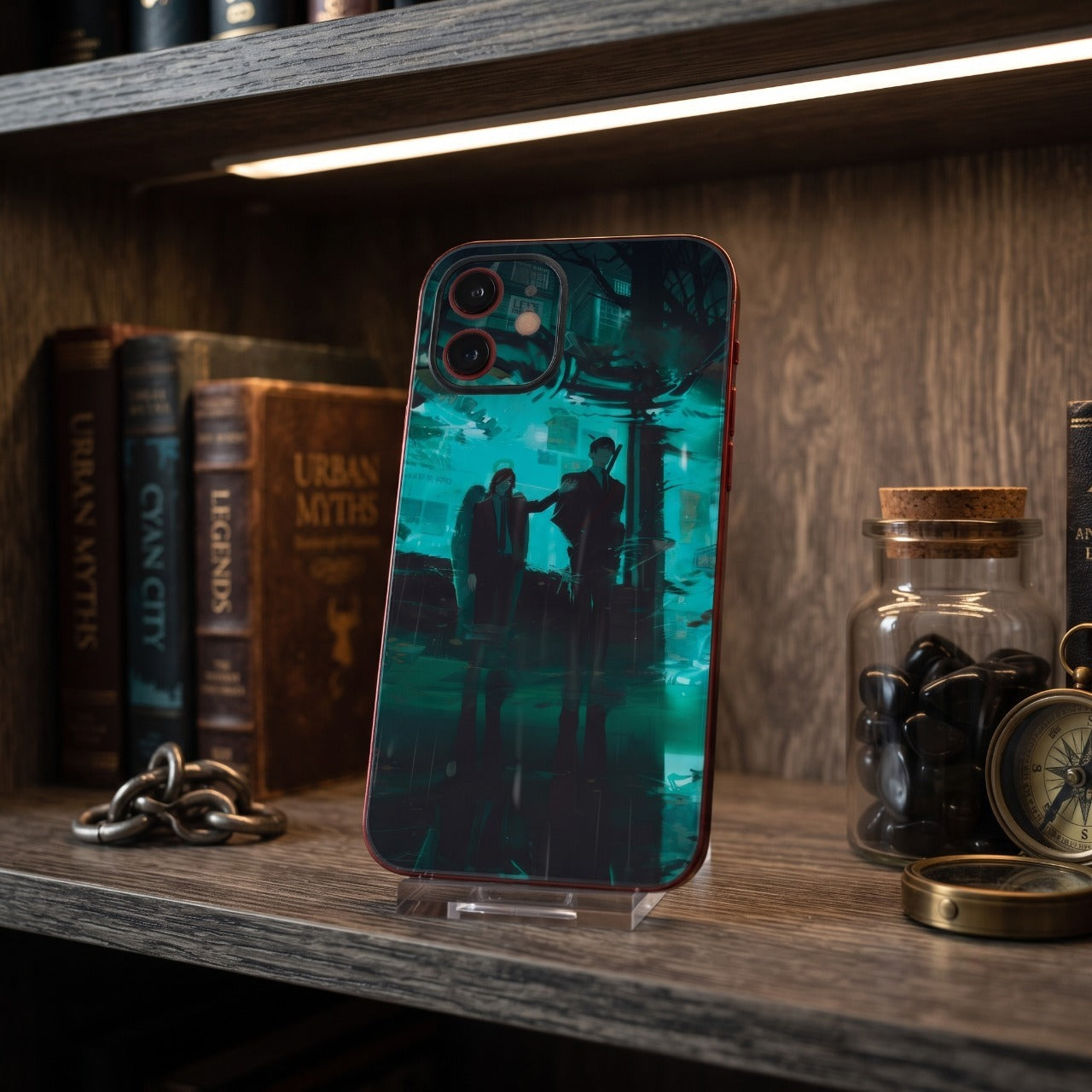 Coque iPhone Chainsaw Man Aki et l'Ange-Démon sur un support, étagère en bois avec livres anciens et boussole