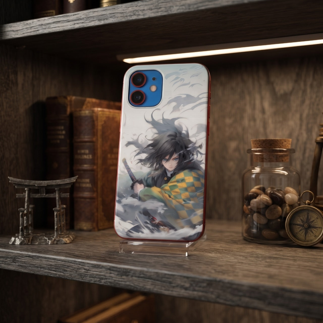 Coque iPhone Demon Slayer Giyu Tomioka posée sur une étagère en bois éclairée