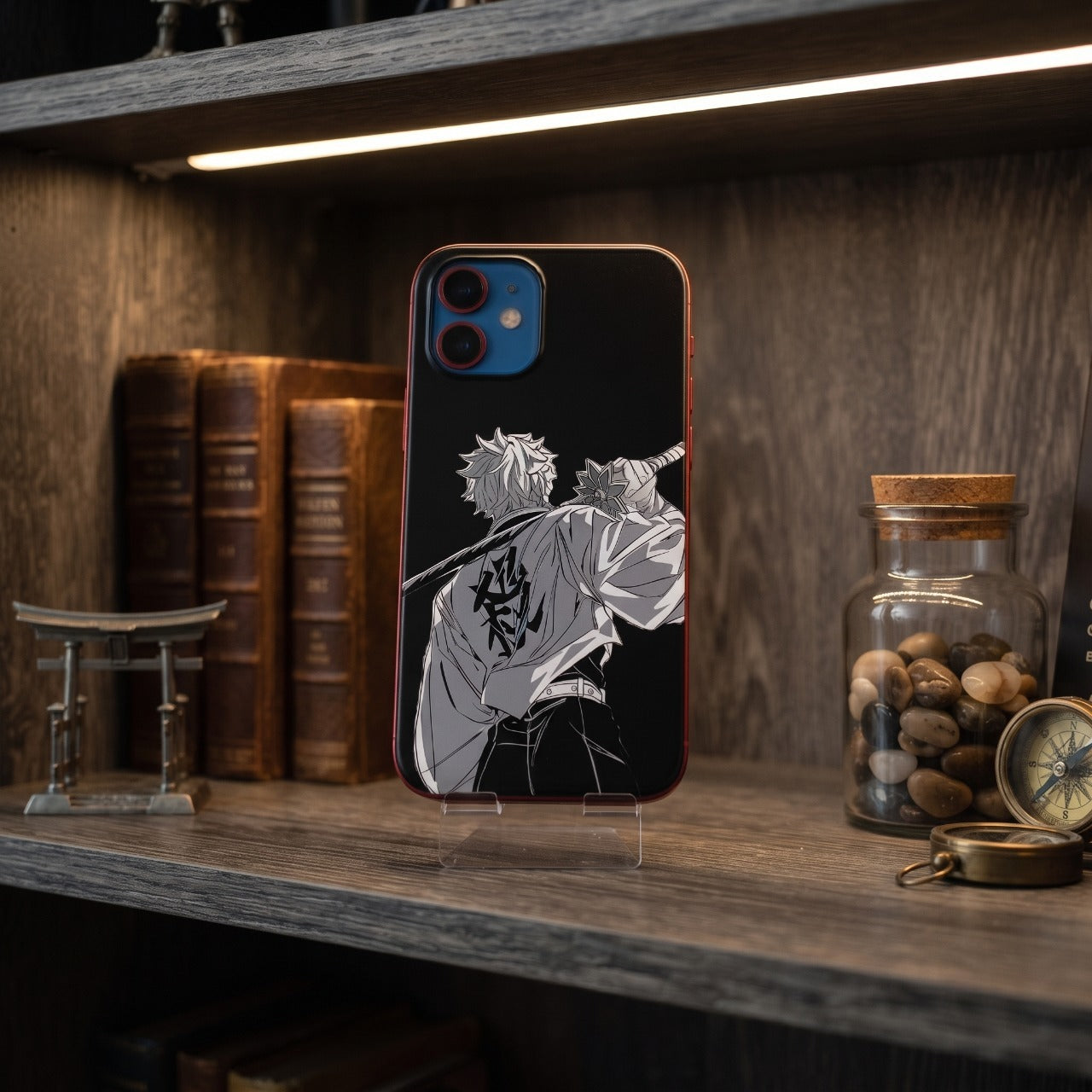 Coque iPhone Demon Slayer Sanemi Shinazugawa posée sur une étagère en bois éclairée