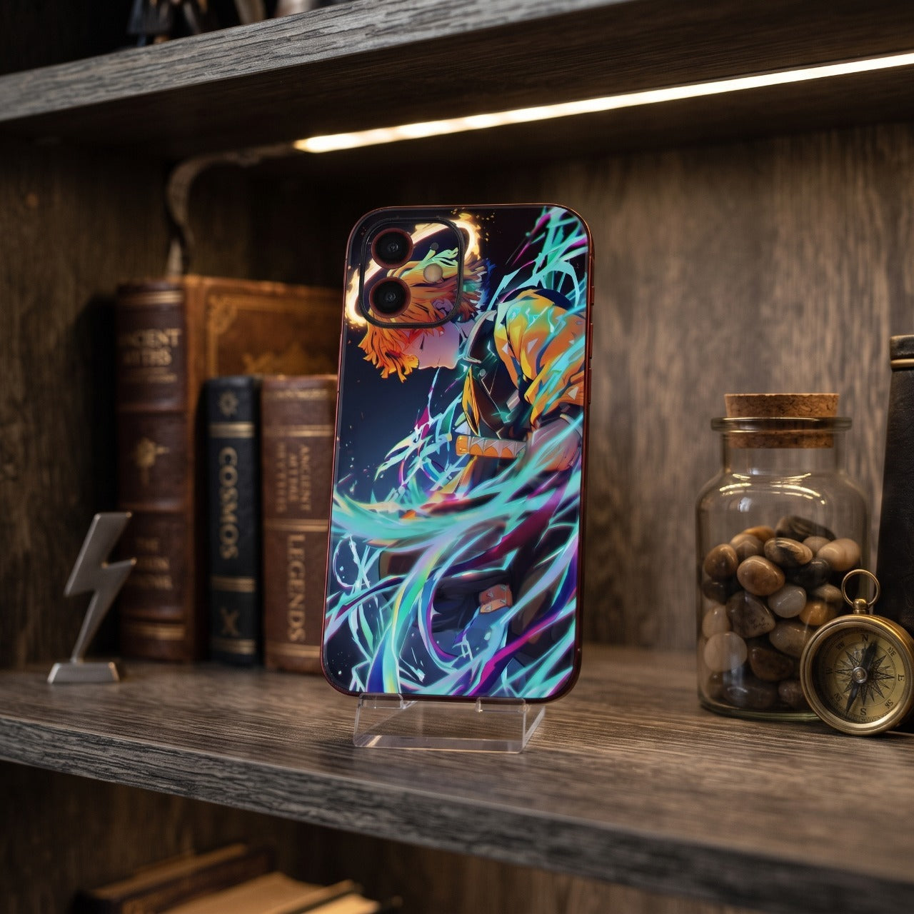 Coque iPhone Demon Slayer Zenitsu posée sur une étagère en bois éclairée
