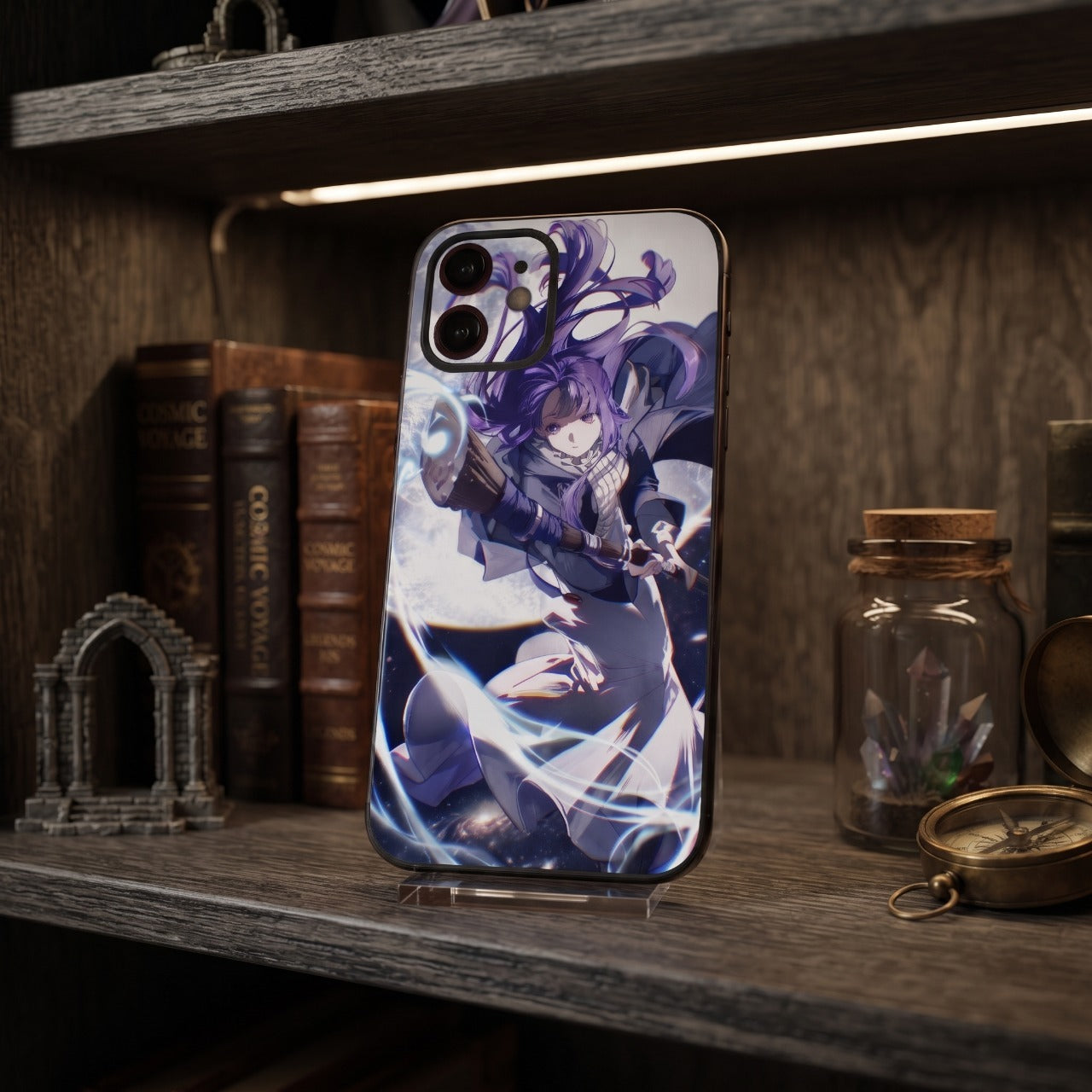 Coque iPhone Frieren Fern sur un support, étagère en bois avec livres anciens, arche de pierre miniature et bocal de cristaux