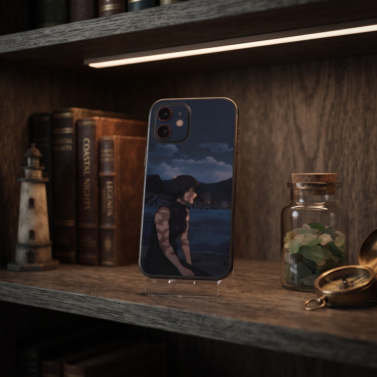 Coque iPhone Jujutsu Kaisen Maki au bord de mer sur un support, étagère en bois avec livres anciens, phare miniature et boussole