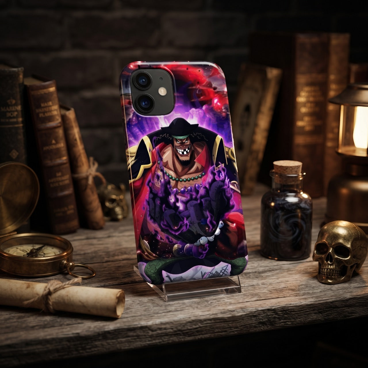 Coque iPhone One Piece Barbe Noire présentée sur un bureau en bois, entourée de vieux grimoires et d'une fiole