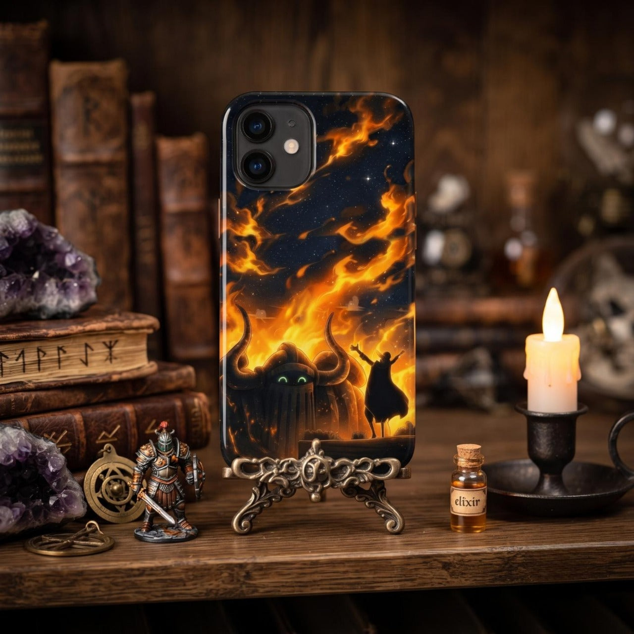 Coque iPhone One Piece Joy Boy et Emet aux flammes orange, posée près d'une bougie allumée sur une étagère en bois