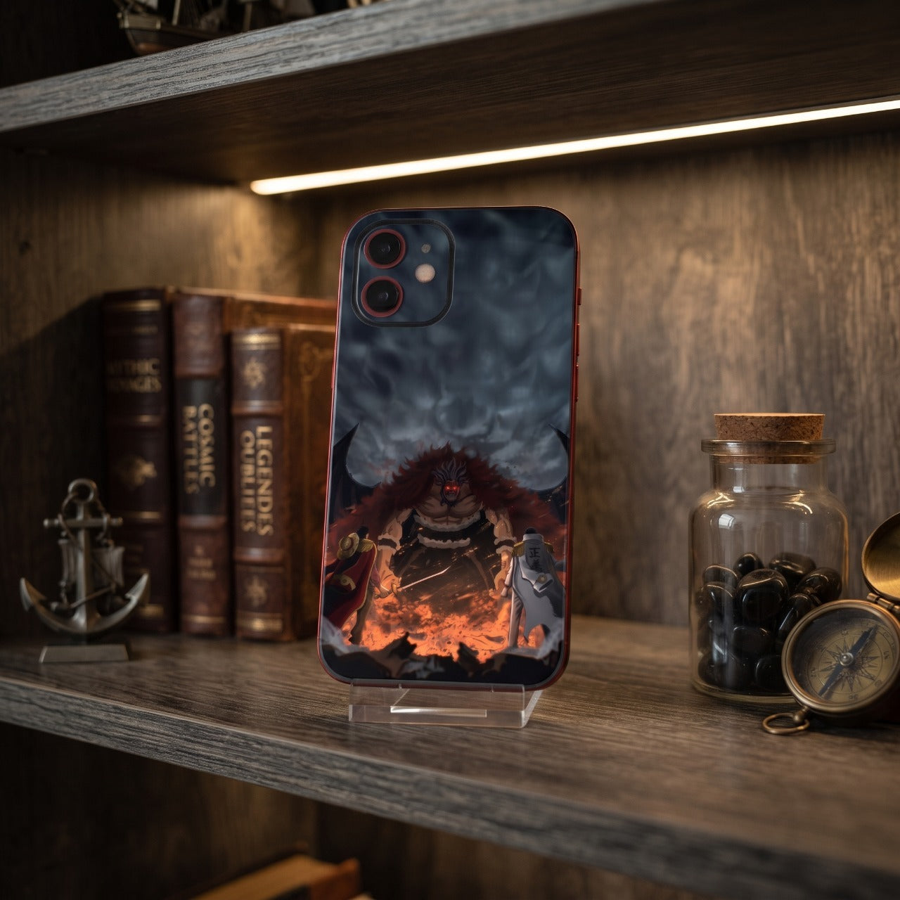 Coque iPhone One Piece Xebec contre Roger et Garp sur un support, étagère en bois avec livres anciens, ancre et boussole