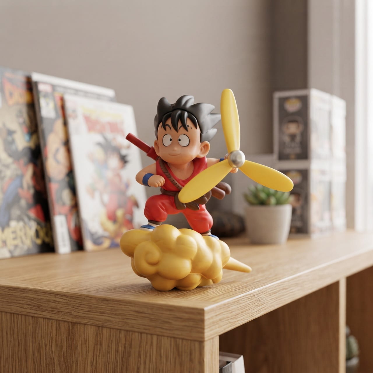 Figurine Sangoku sur le Nuage Magique avec hélice, posée sur un bureau devant des tomes de manga