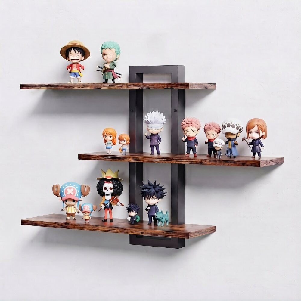 Trois étagères flottantes en bois et métal noir fixées en quinconce sur un mur blanc, garnies de figurines chibi
