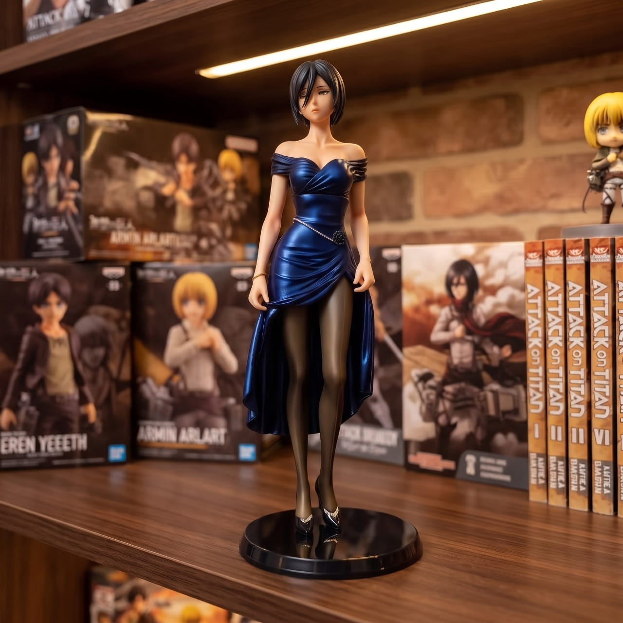 Figurine Mikasa Ackerman robe de soirée exposée sur une étagère (décor non inclus)