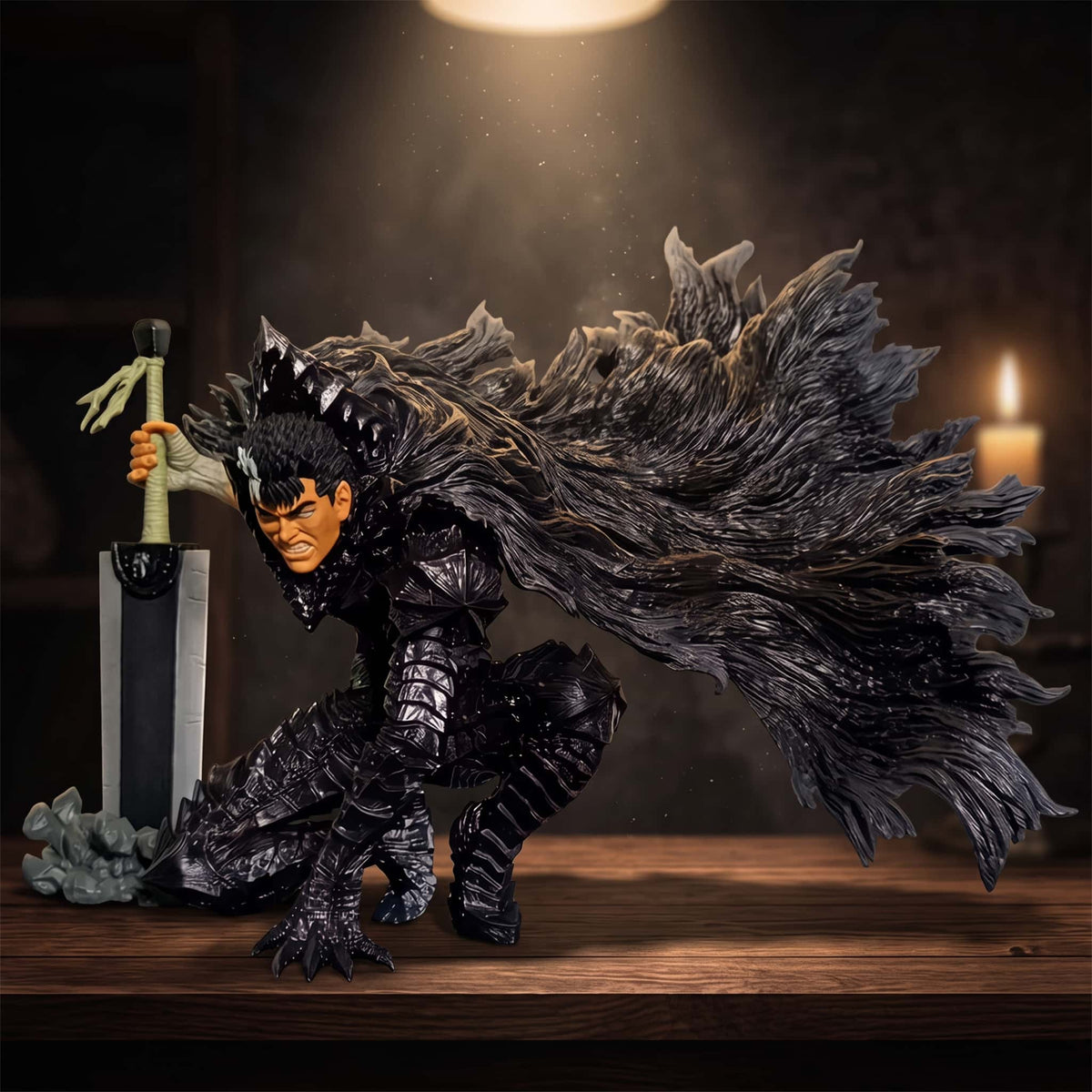 Figurine de Guts en Armure du Berserker, 15 cm, armure noire brillante et immense crinière sculptée, épée plantée devant lui, sur une table en bois éclairée par une bougie