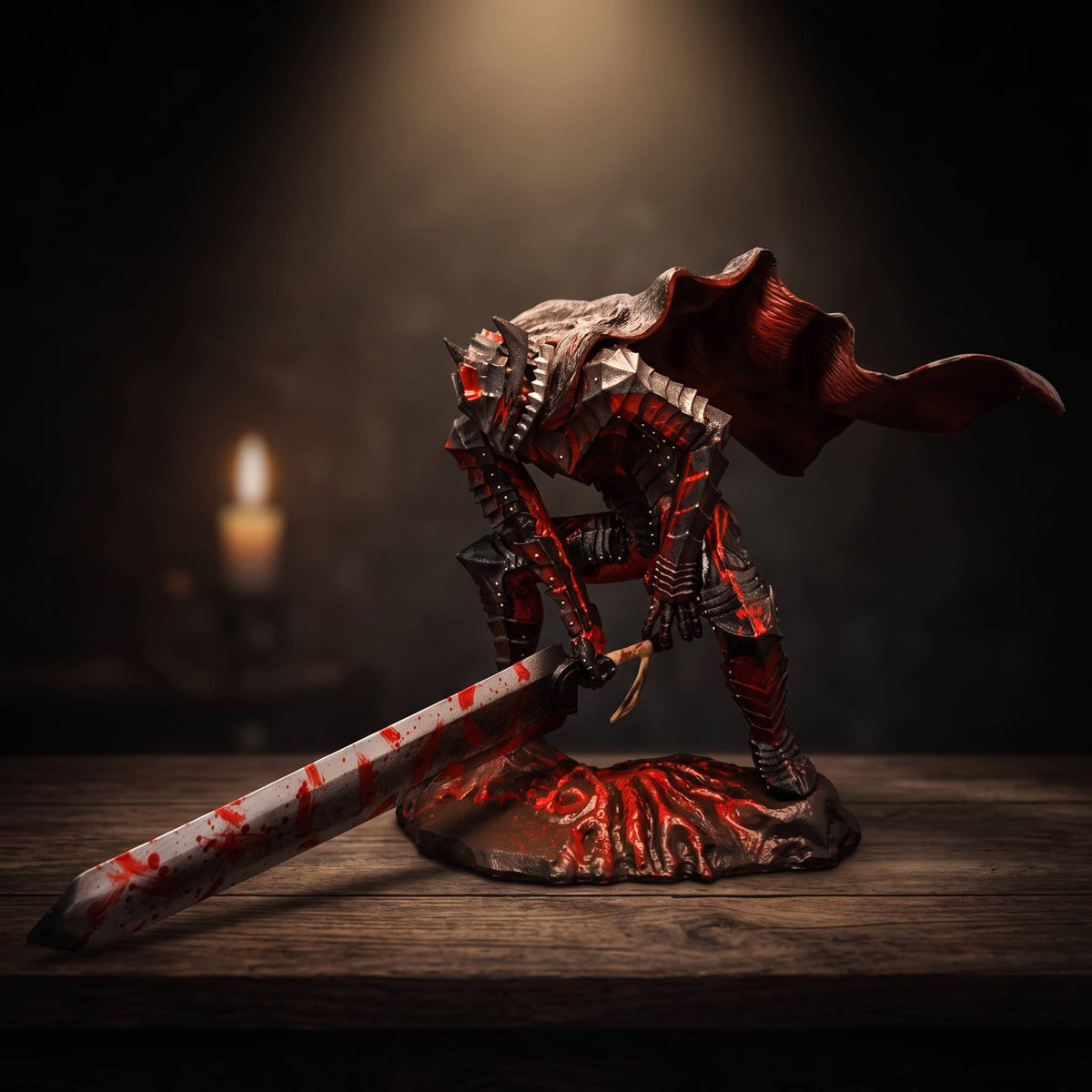 Figurine de Guts en Armure du Berserker ensanglantée, 18 cm, armure noire éclaboussée de rouge, cape au vent et épée posée au sol, sur une table en bois dans une lumière de bougie