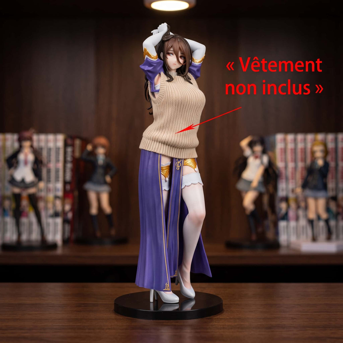 Figurine bishoujo 28 cm aux longs cheveux bruns, bras levés, manches violettes et long pan liseré d'or, présentée avec un pull beige non inclus sur une étagère (décor non inclus)