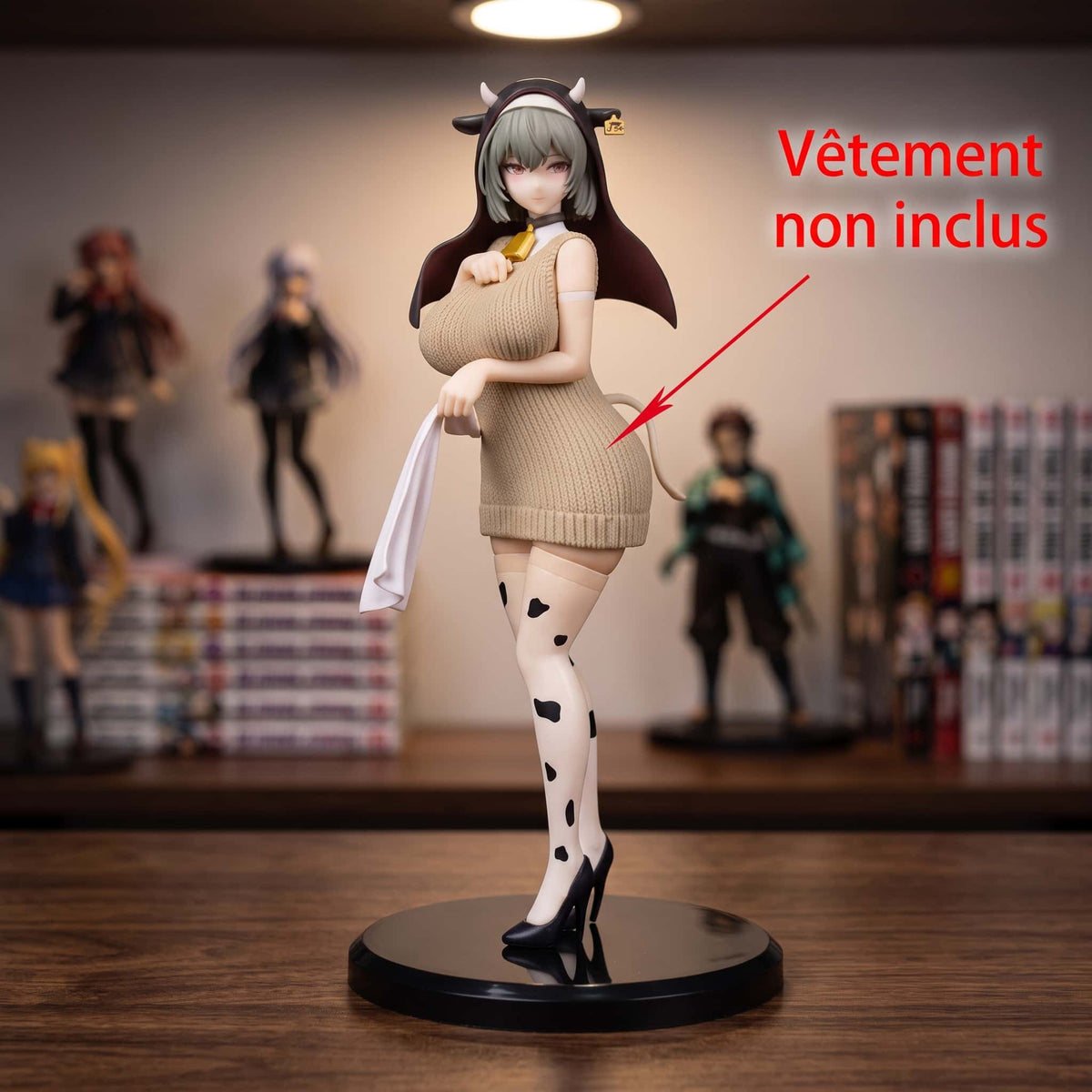 Figurine bishoujo cow girl 23 cm, voile brun à cornes, clochette dorée et bas à taches de vache, présentée avec un pull en maille non inclus sur une étagère (décor non inclus)