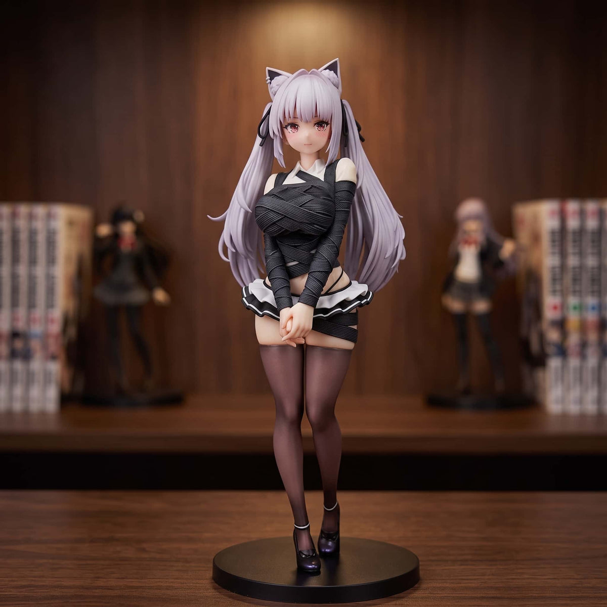 Figurine bishoujo fille-chat 26 cm en bandages de momie noirs, couettes lavande et mini-jupe à volants, exposée sur une étagère (décor non inclus)