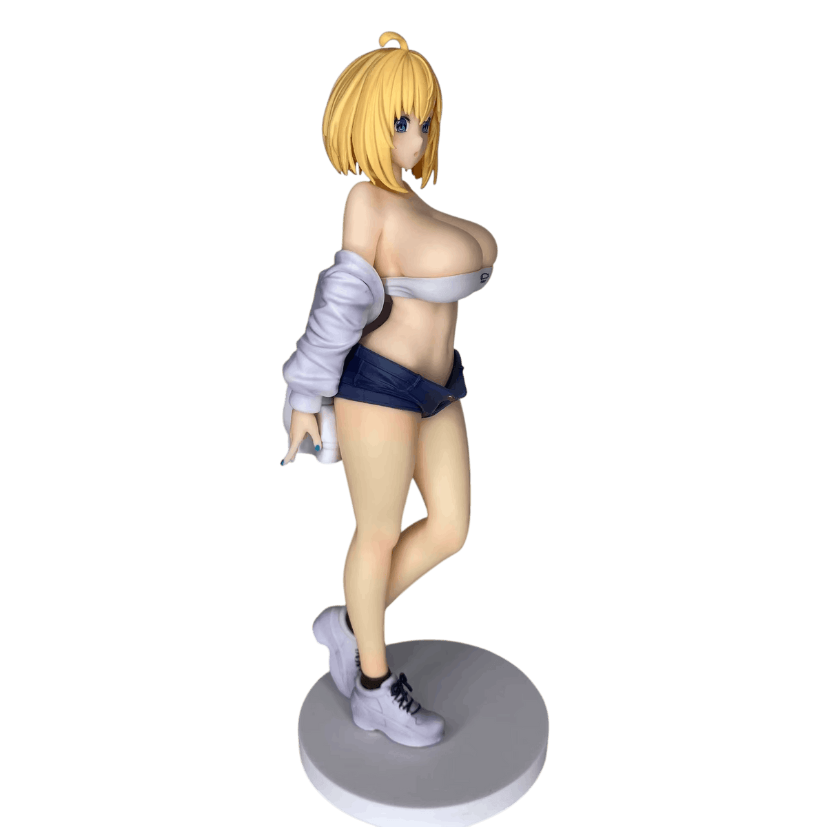 Figurine bishoujo Sophia de trois quarts : carré blond, bandeau blanc, mini-short déboutonné et main le long de la cuisse