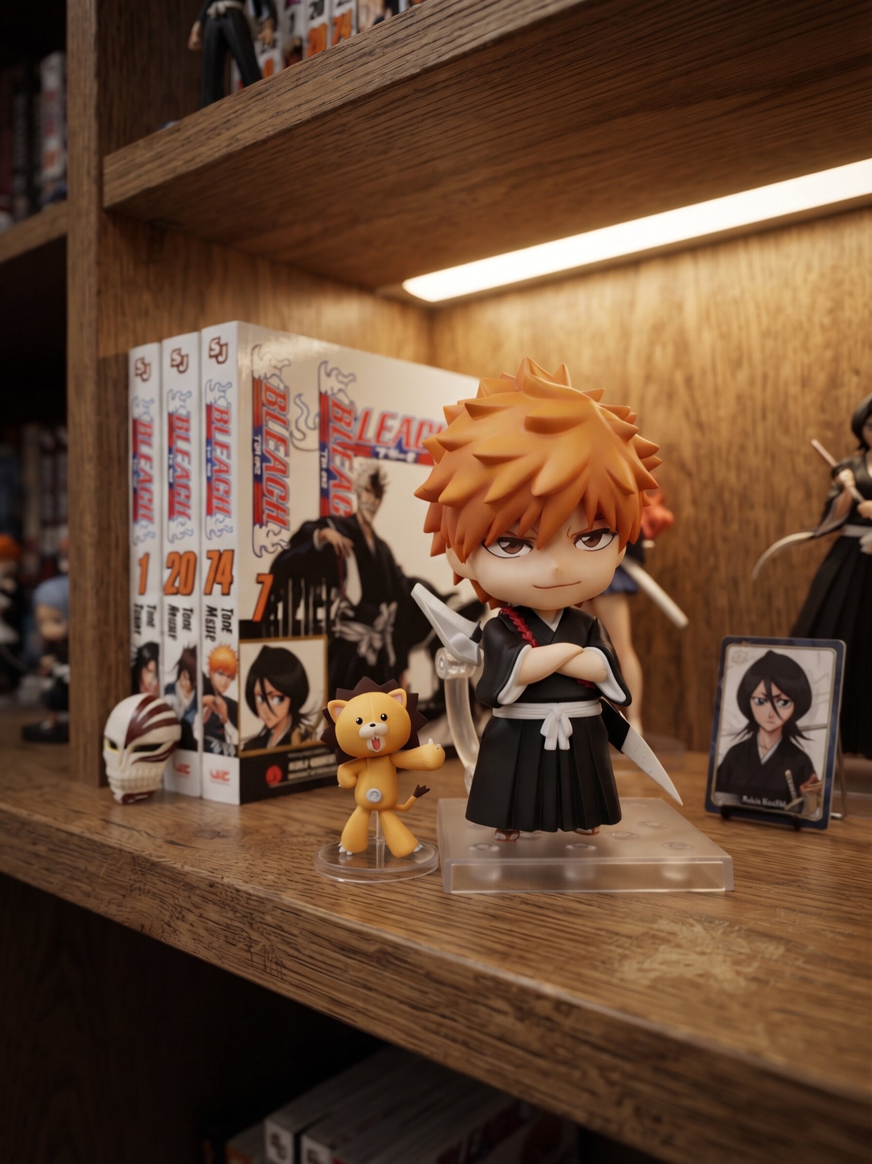 Figurine chibi Ichigo Kurosaki exposée sur une étagère (décor non inclus)