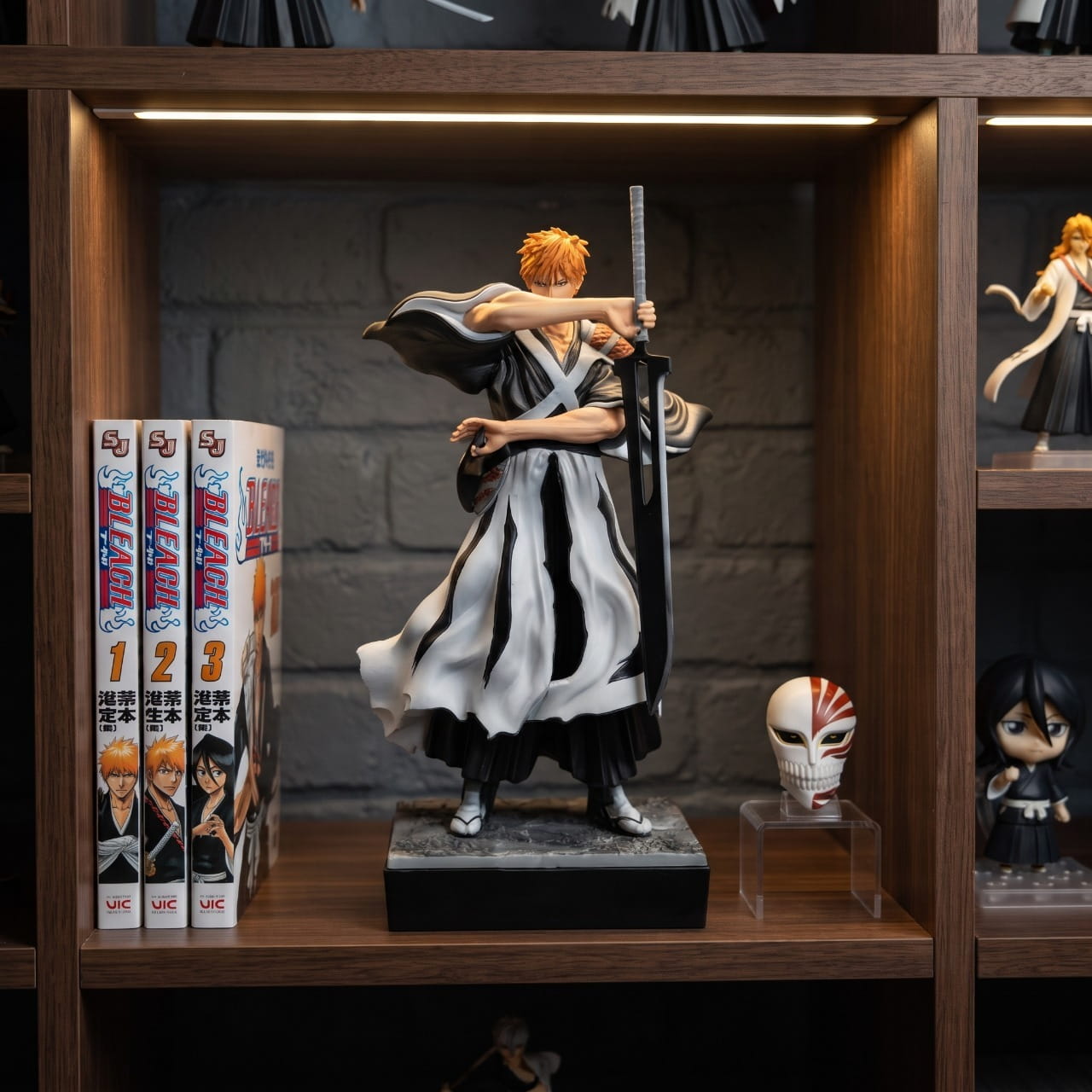 Figurine Ichigo Kurosaki manteau blanc Bleach - exposee sur une etagere (decor non inclus)