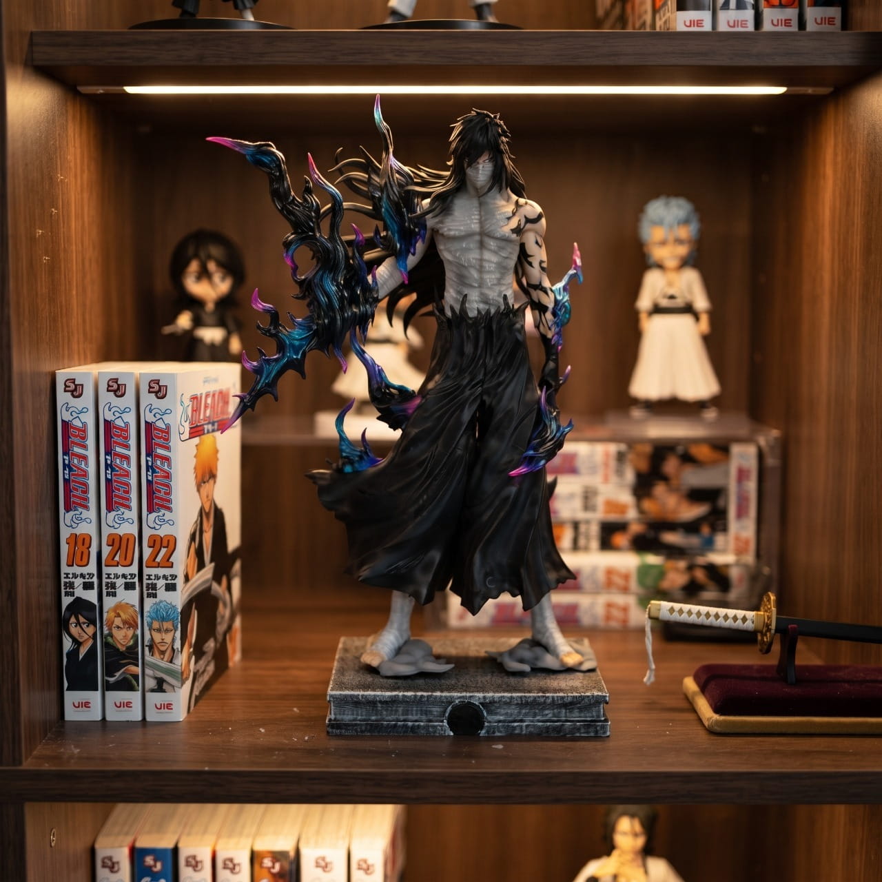 Figurine Ichigo Mugetsu flammes noires Bleach - exposee sur une etagere (decor non inclus)
