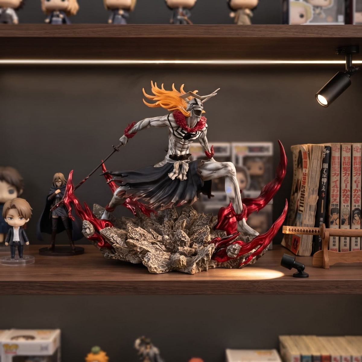 Figurine Bleach – Ichigo Vasto Lorde Combat 23 cm, exposée sur une étagère (décor non inclus)