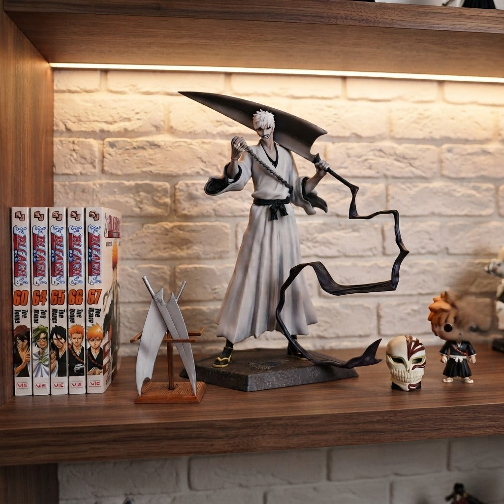 Figurine Zangetsu Ichigo blanc Bleach exposée sur une étagère avec des mangas (décor non inclus)