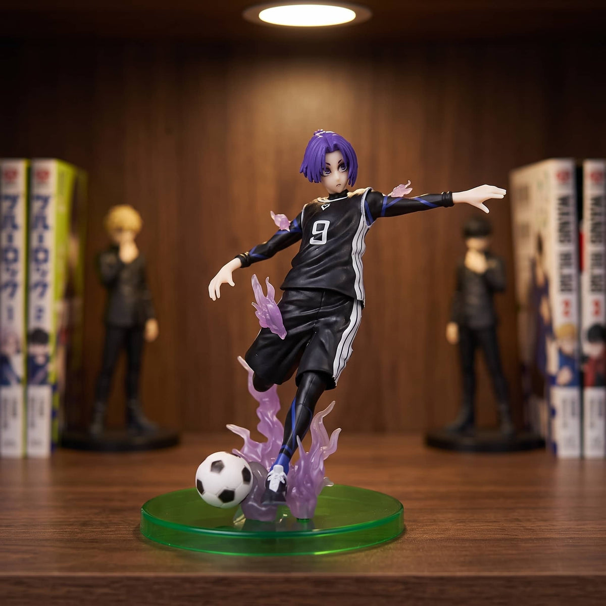 Figurine Mikage Reo (Blue Lock), 15,5 cm, jambe de frappe déployée — posée sur une étagère en bois.