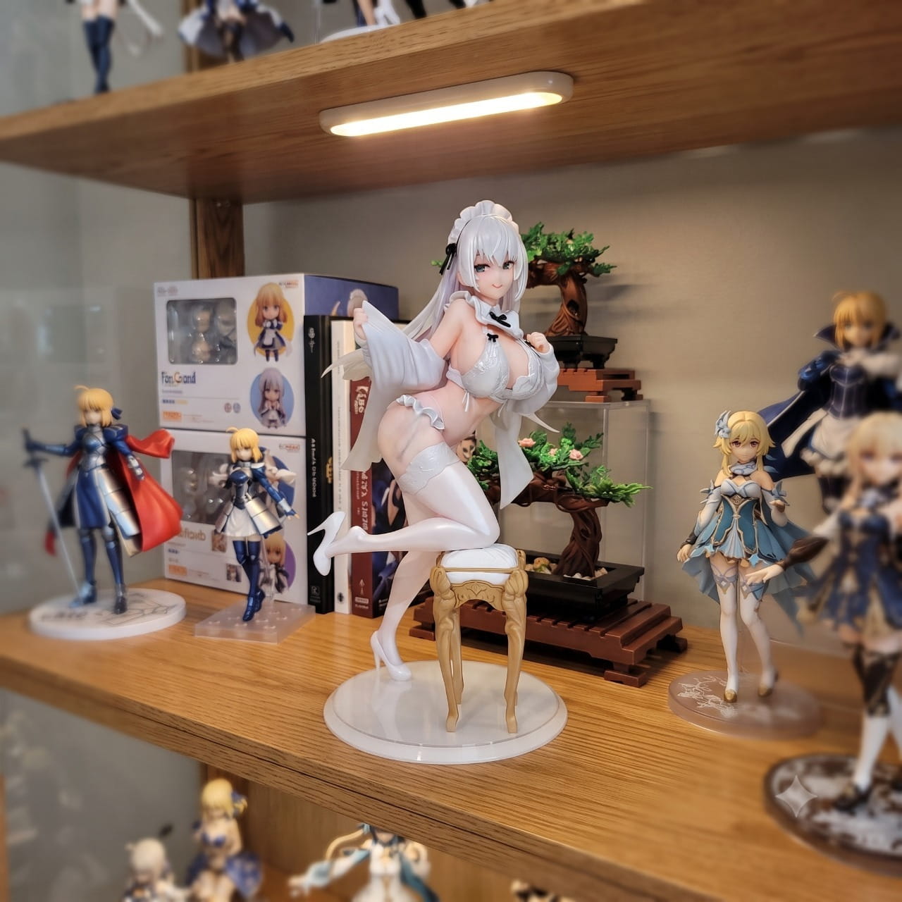 Figurine Bonita exposée sur une étagère (décor non inclus)
