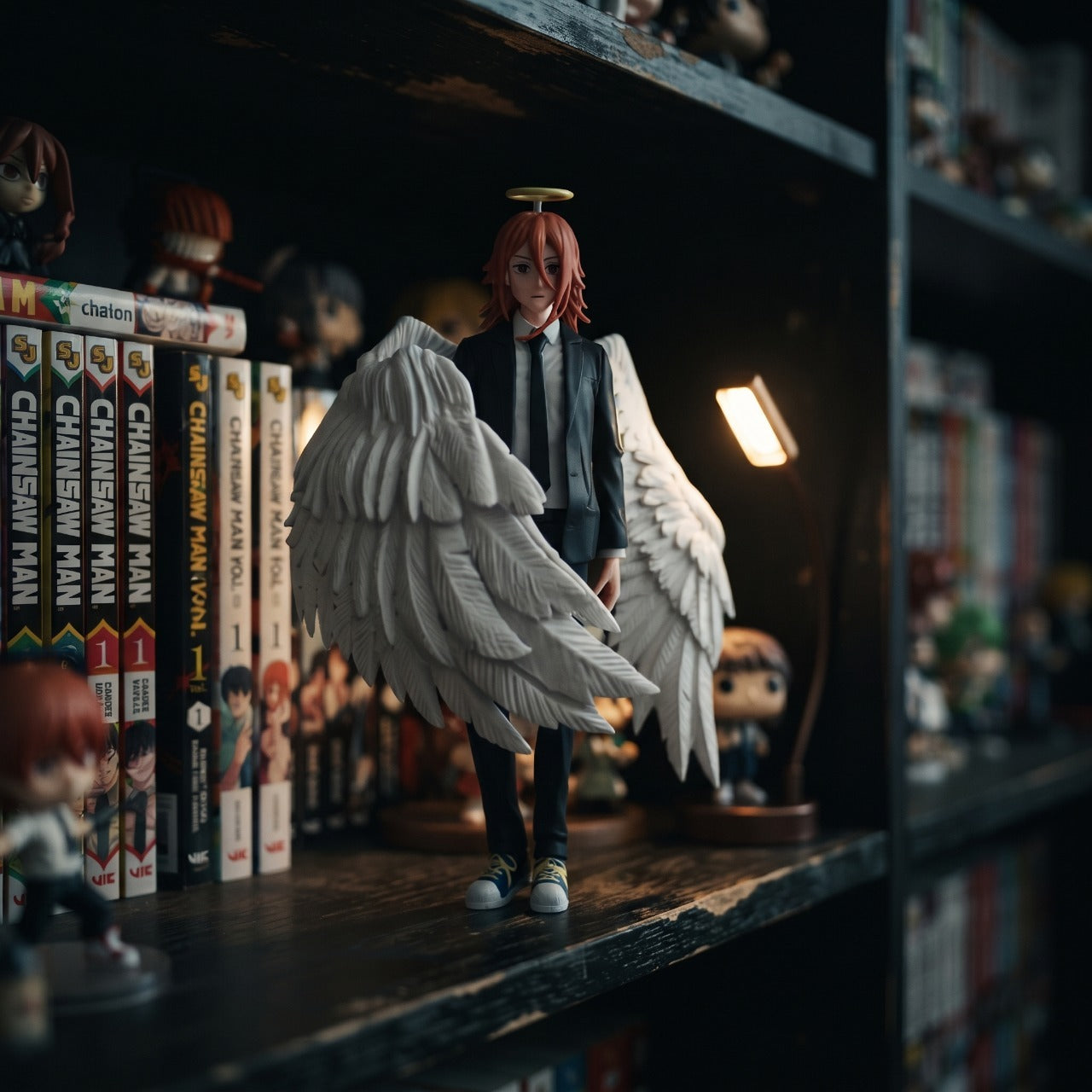 Figurine Ange-Demon Chainsaw Man - exposee sur une etagere (decor non inclus)