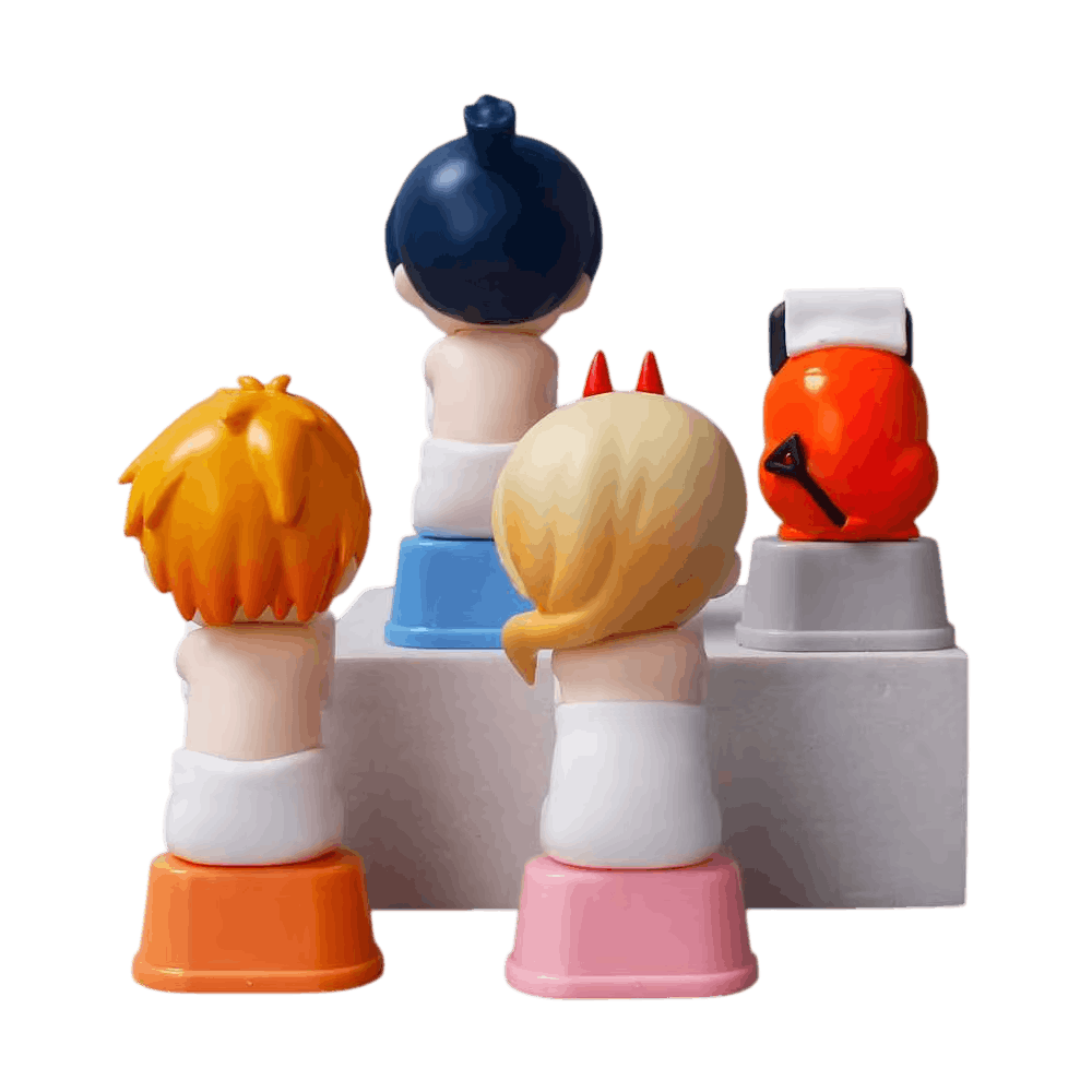 Lot de 4 chibis Chainsaw Man alignés sur leurs tabourets - vue arrière