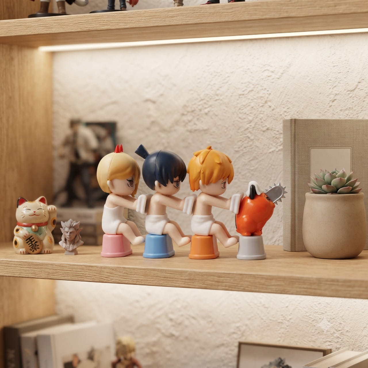 Lot de 4 figurines chibi Chainsaw Man au bain, exposé sur une étagère (décor non inclus)