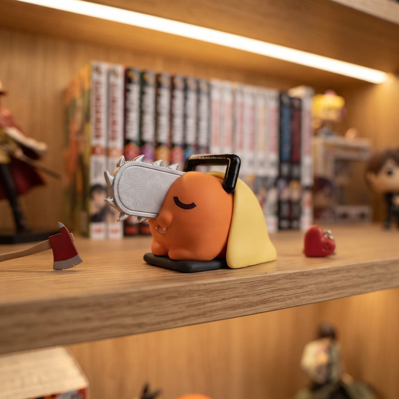 Figurine chibi Pochita exposée sur une étagère (décor non inclus)