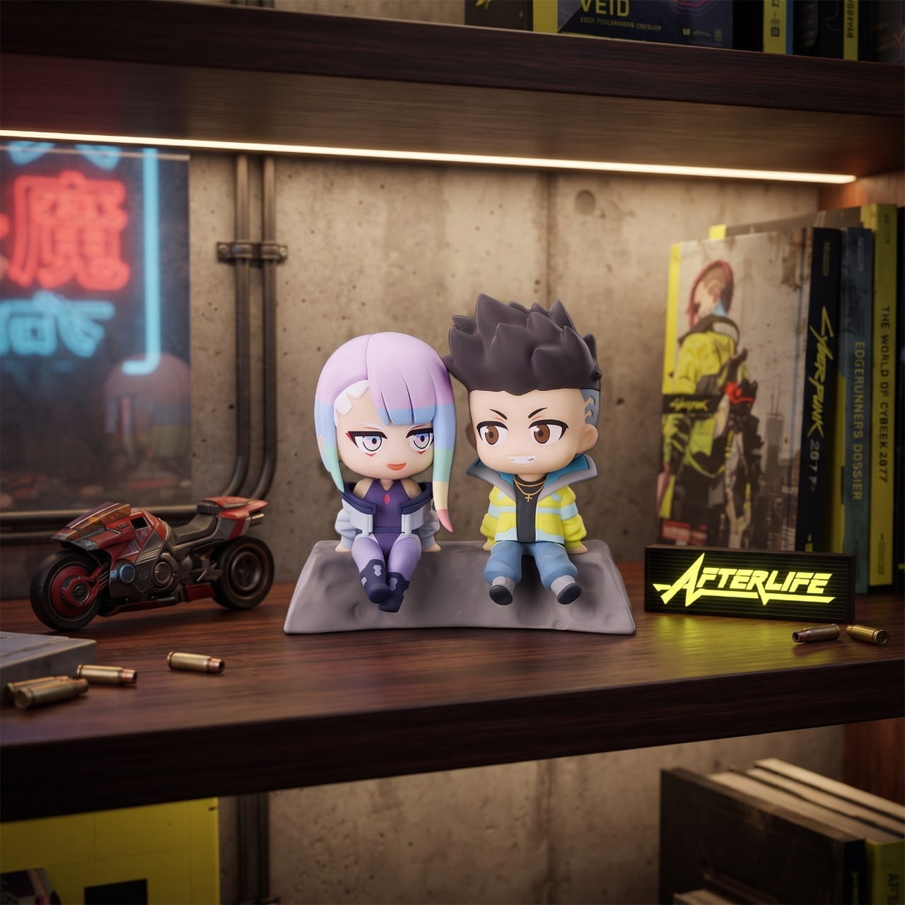 Figurines chibi Lucy et David exposées sur une étagère (décor non inclus)
