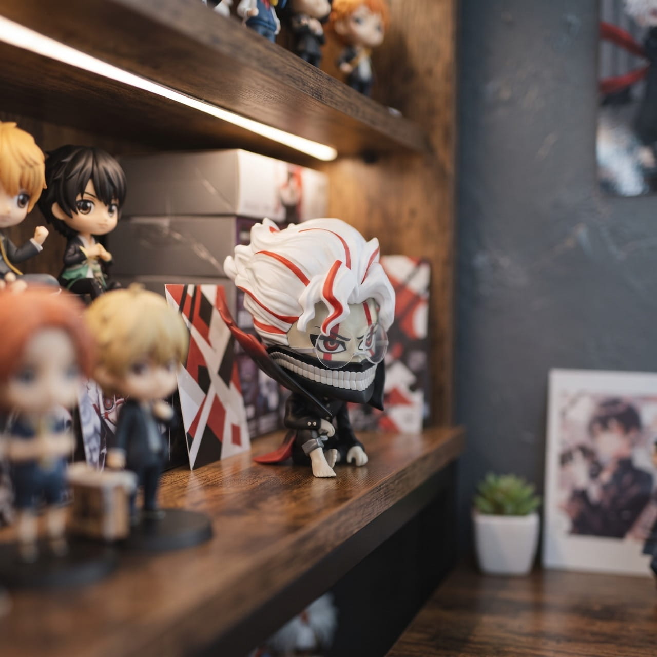 Figurine Dandadan – Okarun Transformé Chibi 10 cm, exposée sur une étagère (décor non inclus)