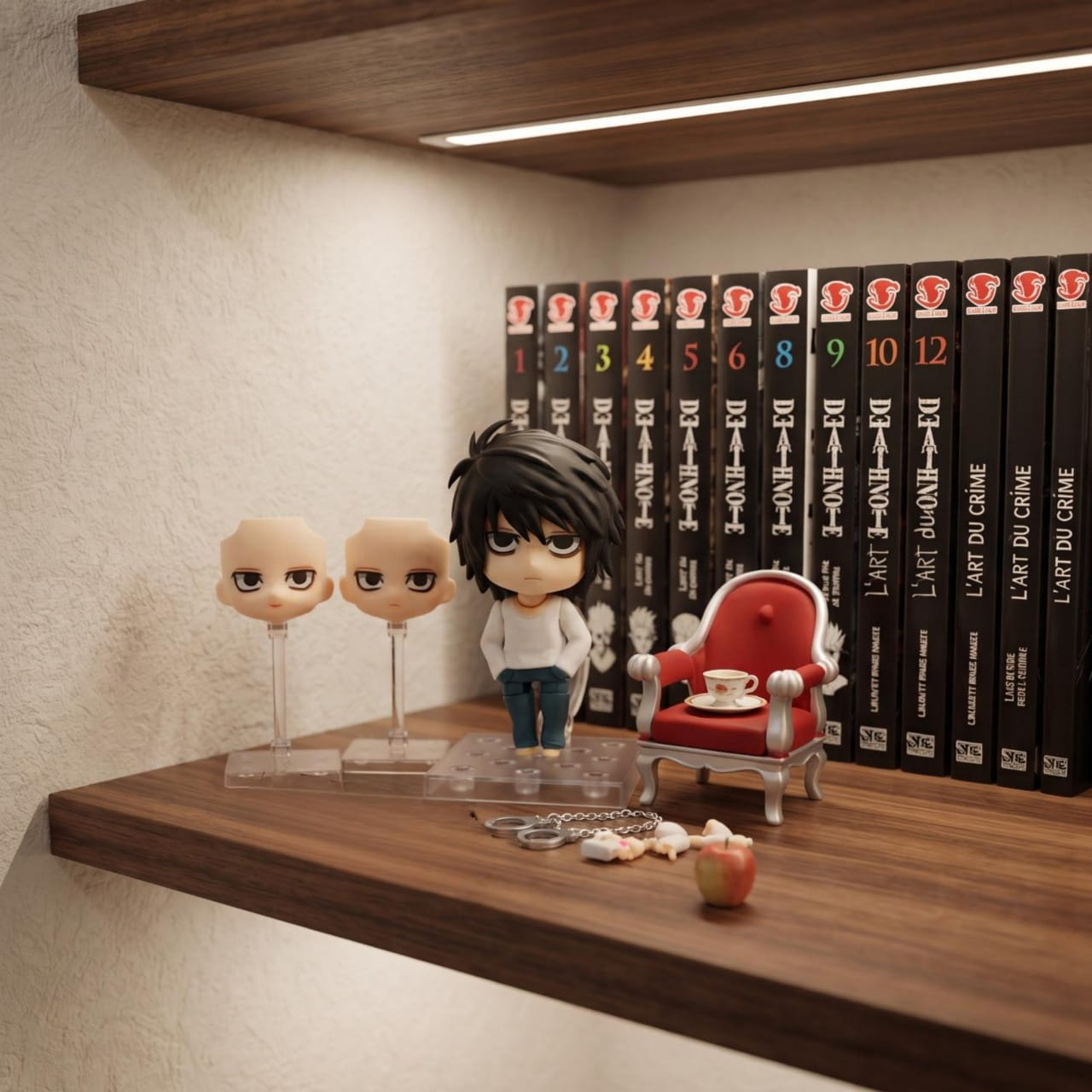 Figurine chibi L Lawliet exposée sur une étagère (décor non inclus)