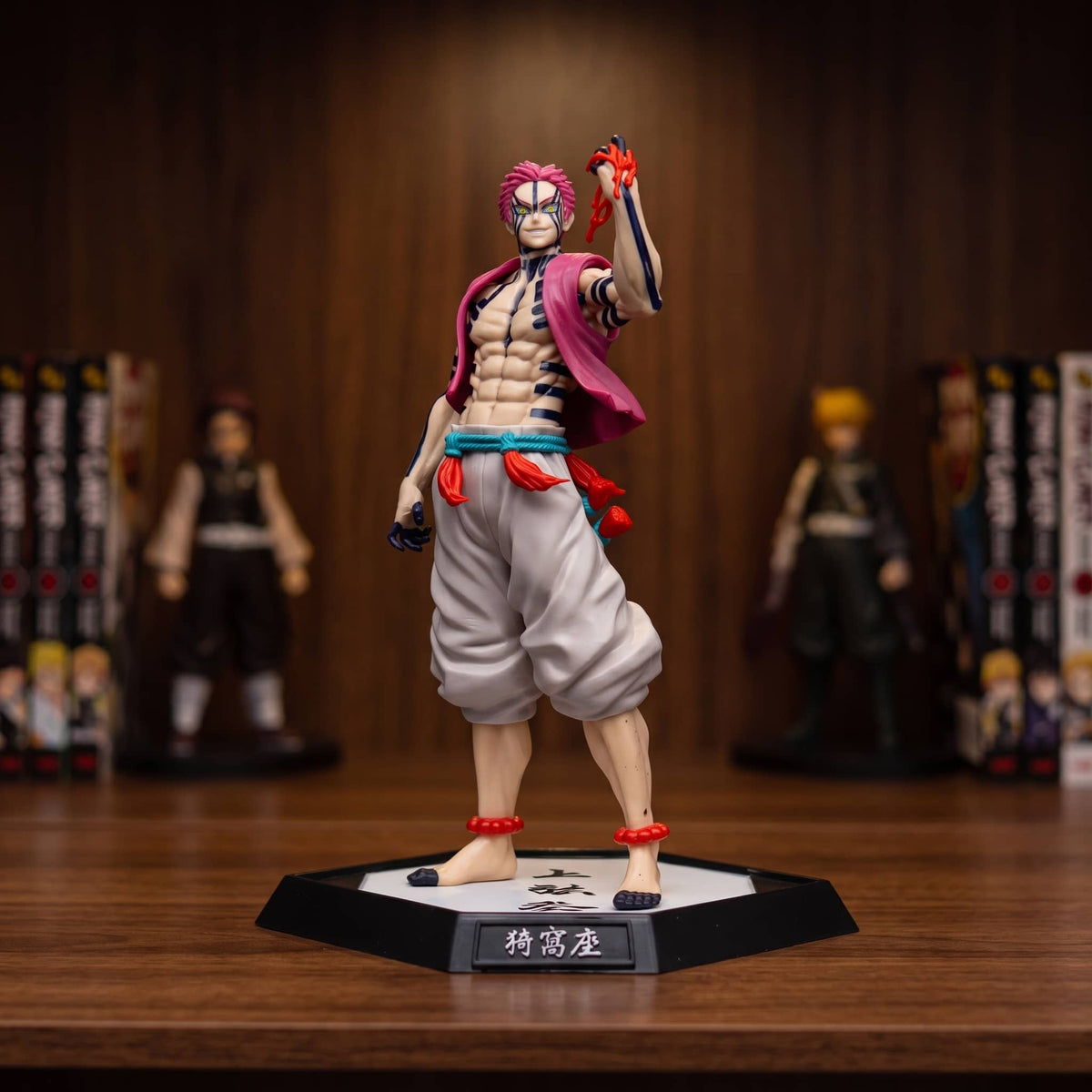 Figurine Akaza Lune Supérieure Trois Demon Slayer - exposee sur une etagere (decor non inclus)