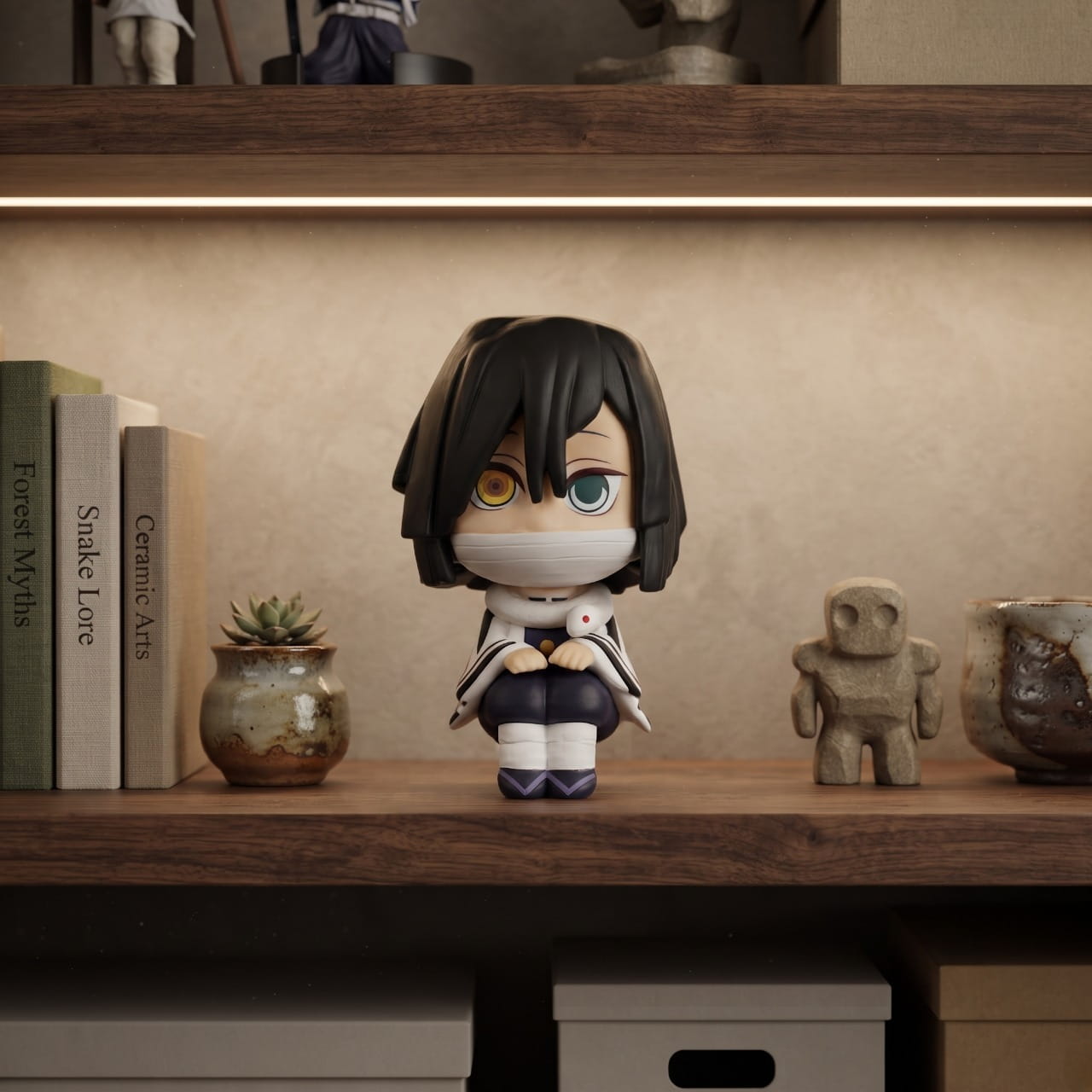 Figurine chibi Iguro Obanai assis avec son serpent, exposée sur une étagère (décor non inclus)