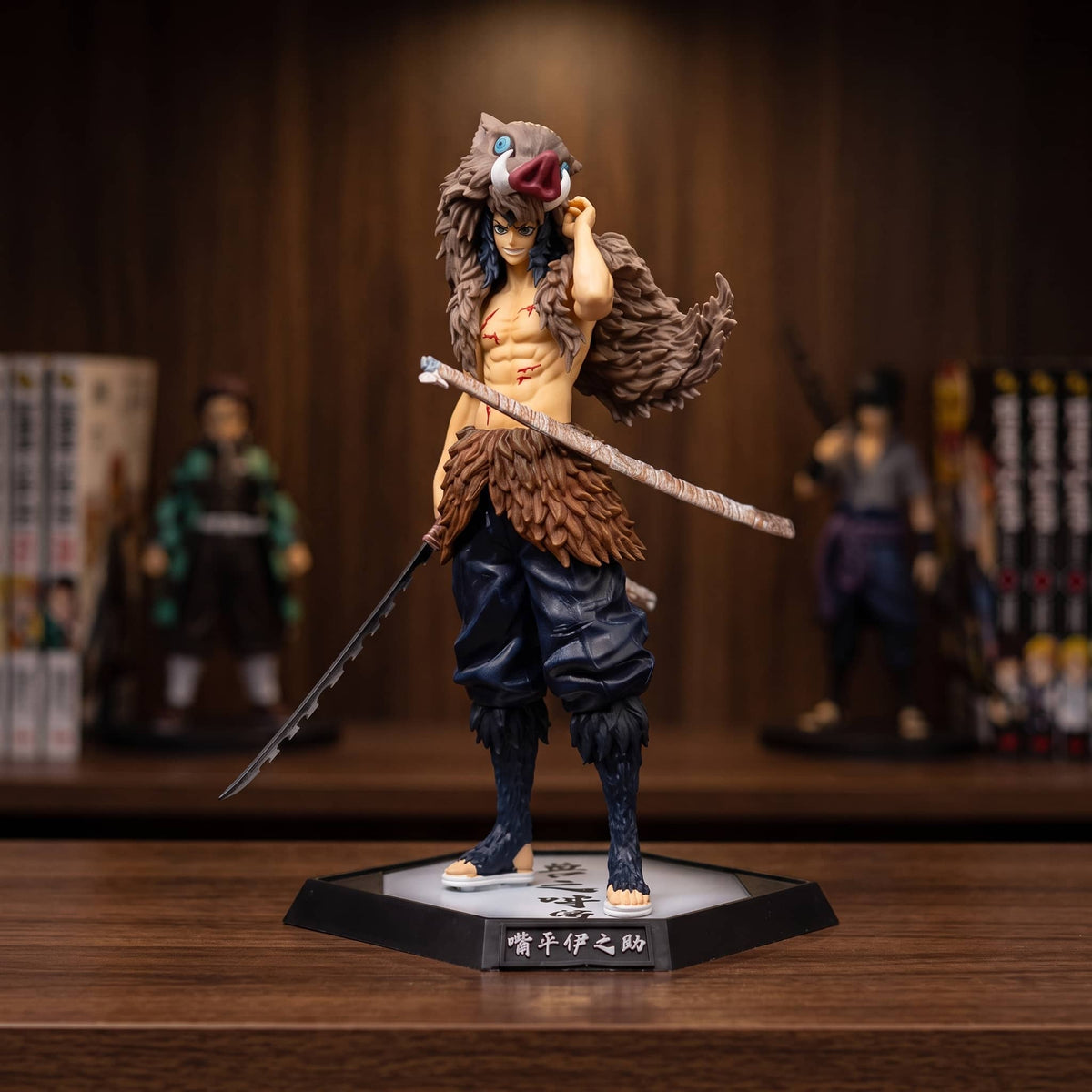 Figurine Inosuke Hashibira tête de sanglier relevée Demon Slayer - exposee sur une etagere (decor non inclus)