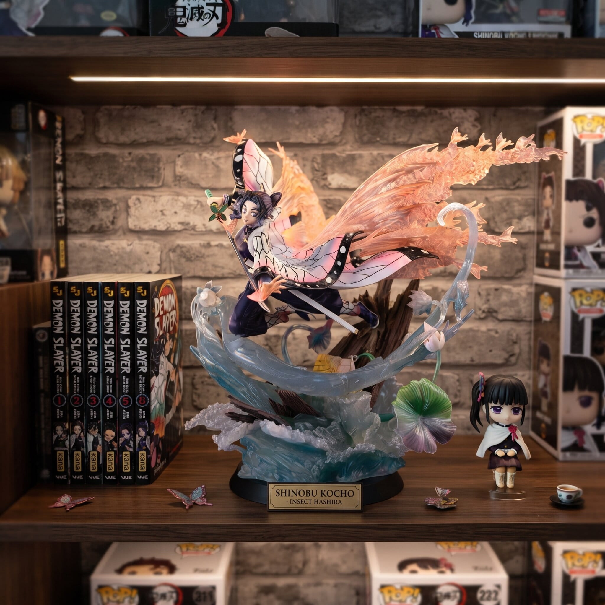 Figurine Kanae Kocho Demon Slayer - exposee sur une etagere (decor non inclus)
