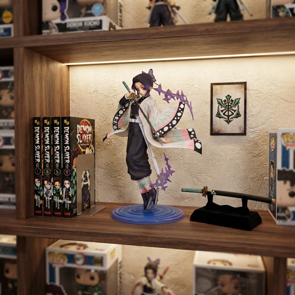 Figurine Kocho Shinobu Demon Slayer exposée sur une étagère (décor non inclus)
