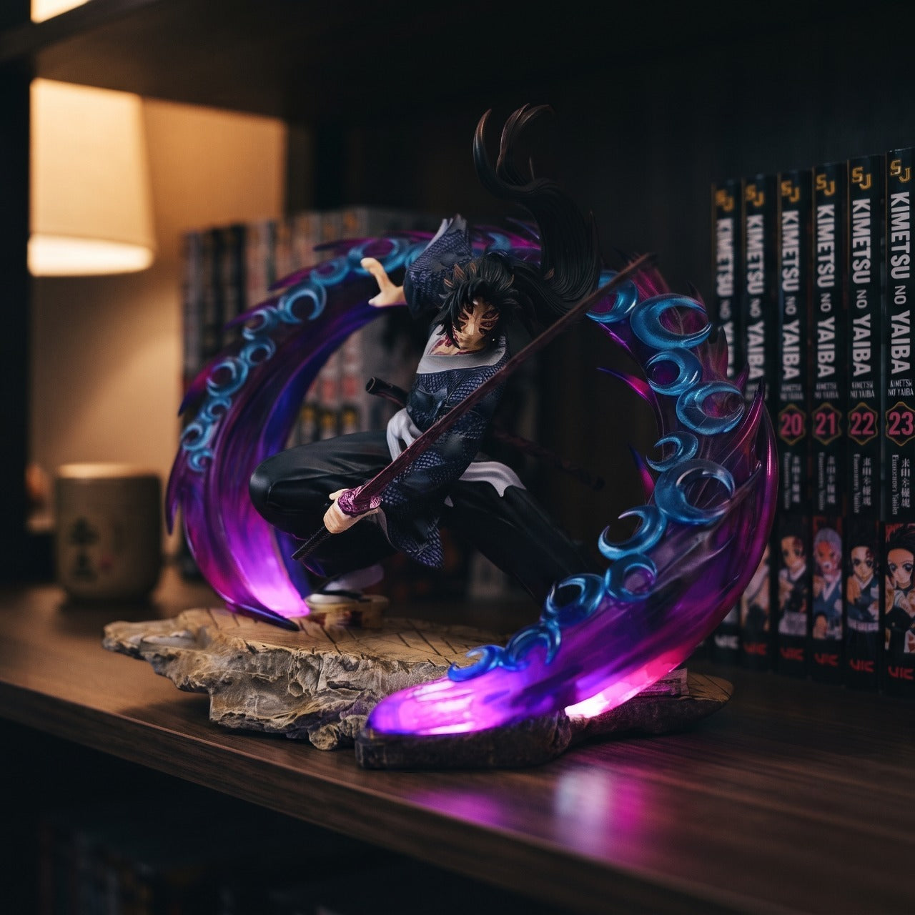 Figurine lumineuse Kokushibo croissant lunaire Demon Slayer - exposee sur une etagere (decor non inclus)