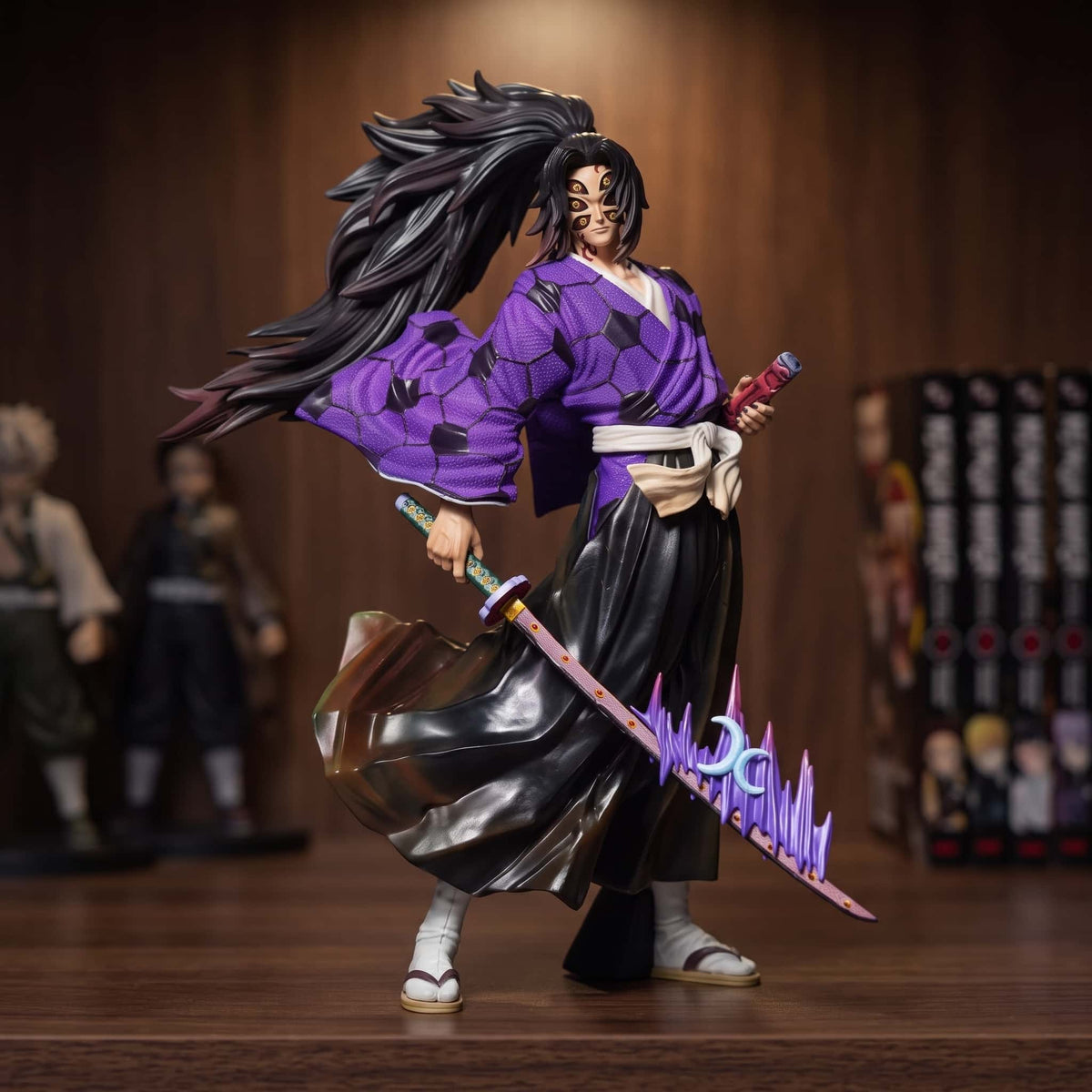 Figurine de Kokushibō de Demon Slayer : six yeux jaunes, longue chevelure noire en catogan, haori violet à motifs et lame de chair hérissée de pointes violettes, 24 cm posée sur une étagère en bois