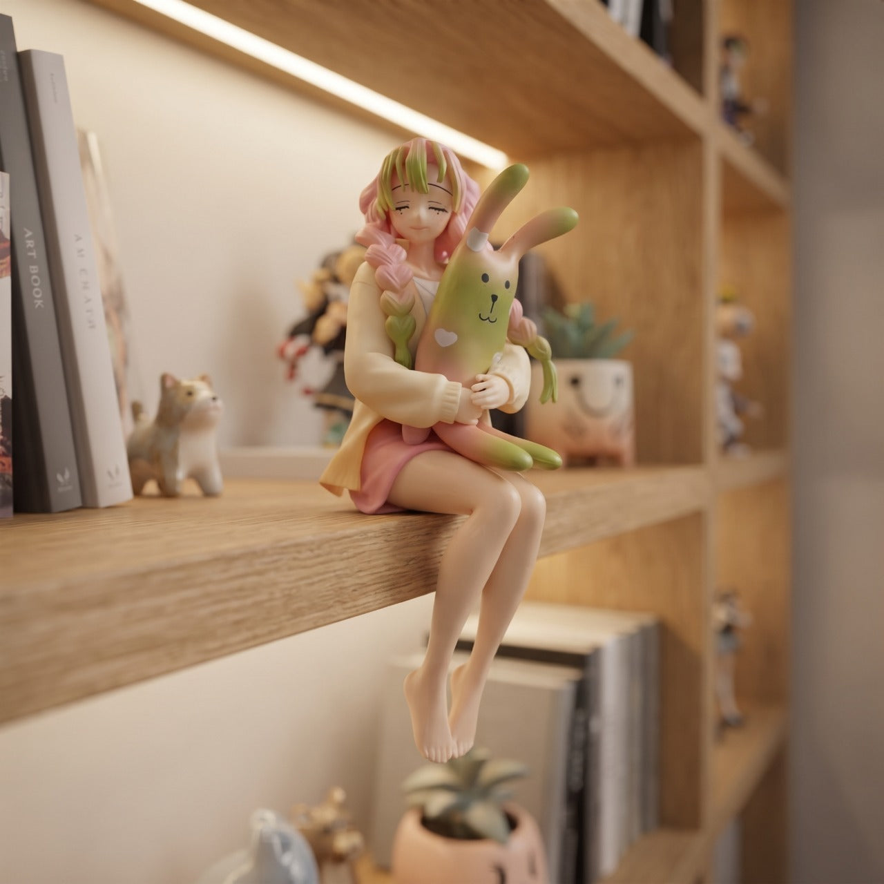 Figurine Mitsuri Kanroji assise avec sa peluche lapin, exposée sur une étagère (décor non inclus)