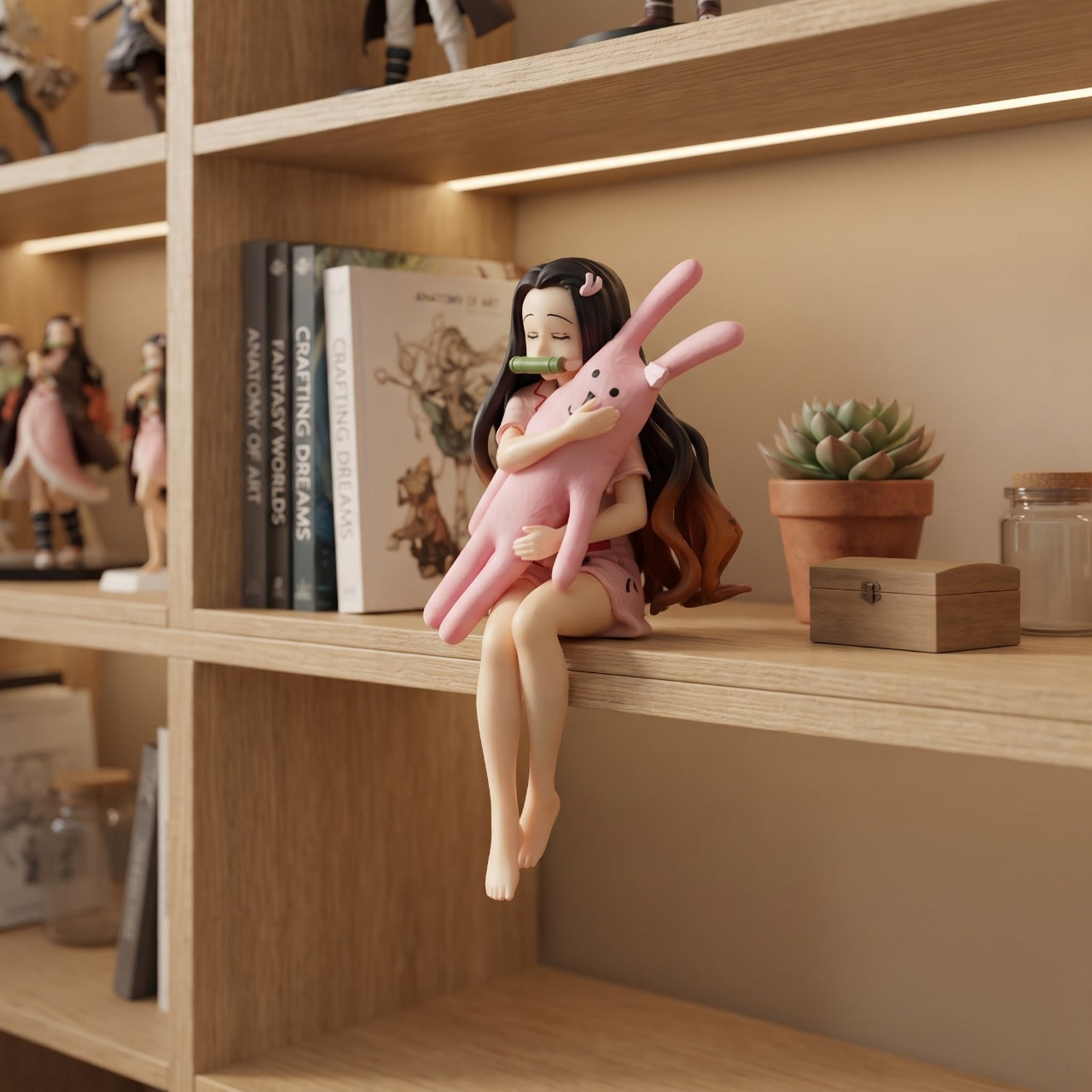 Figurine Nezuko Kamado assise avec sa peluche lapin, exposée sur une étagère (décor non inclus)