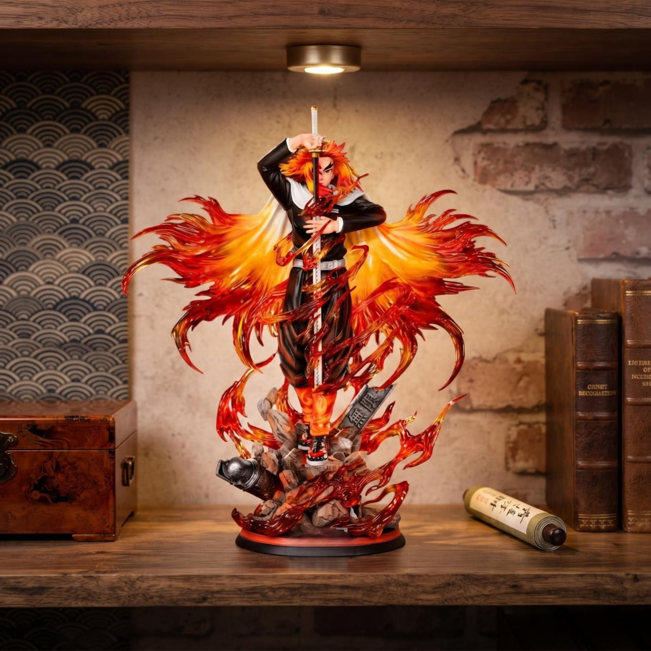 Figurine Demon Slayer – Rengoku Kyojuro 30 cm, exposée sur une étagère (décor non inclus)