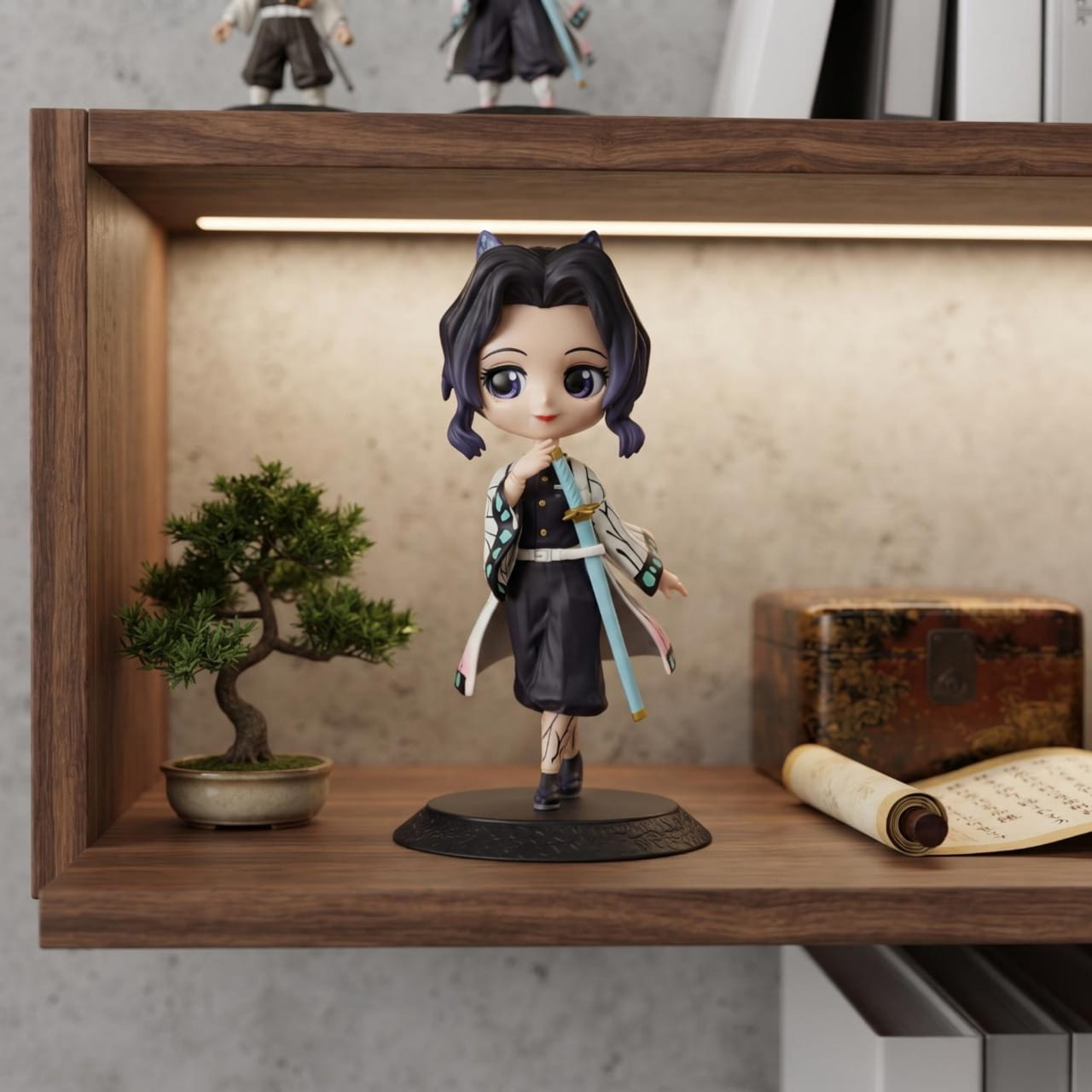 Figurine Demon Slayer Shinobu Kochō et son haori papillon, exposée sur une étagère (décor non inclus)