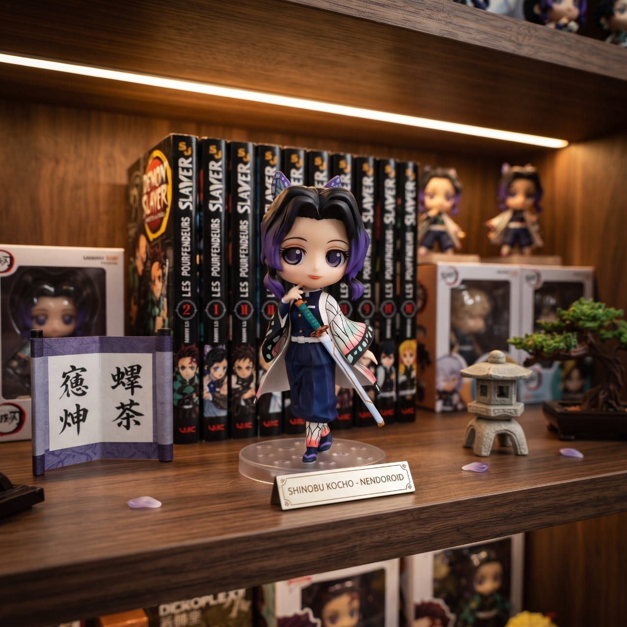 Figurine Shinobu Kochō exposée sur une étagère (décor non inclus)