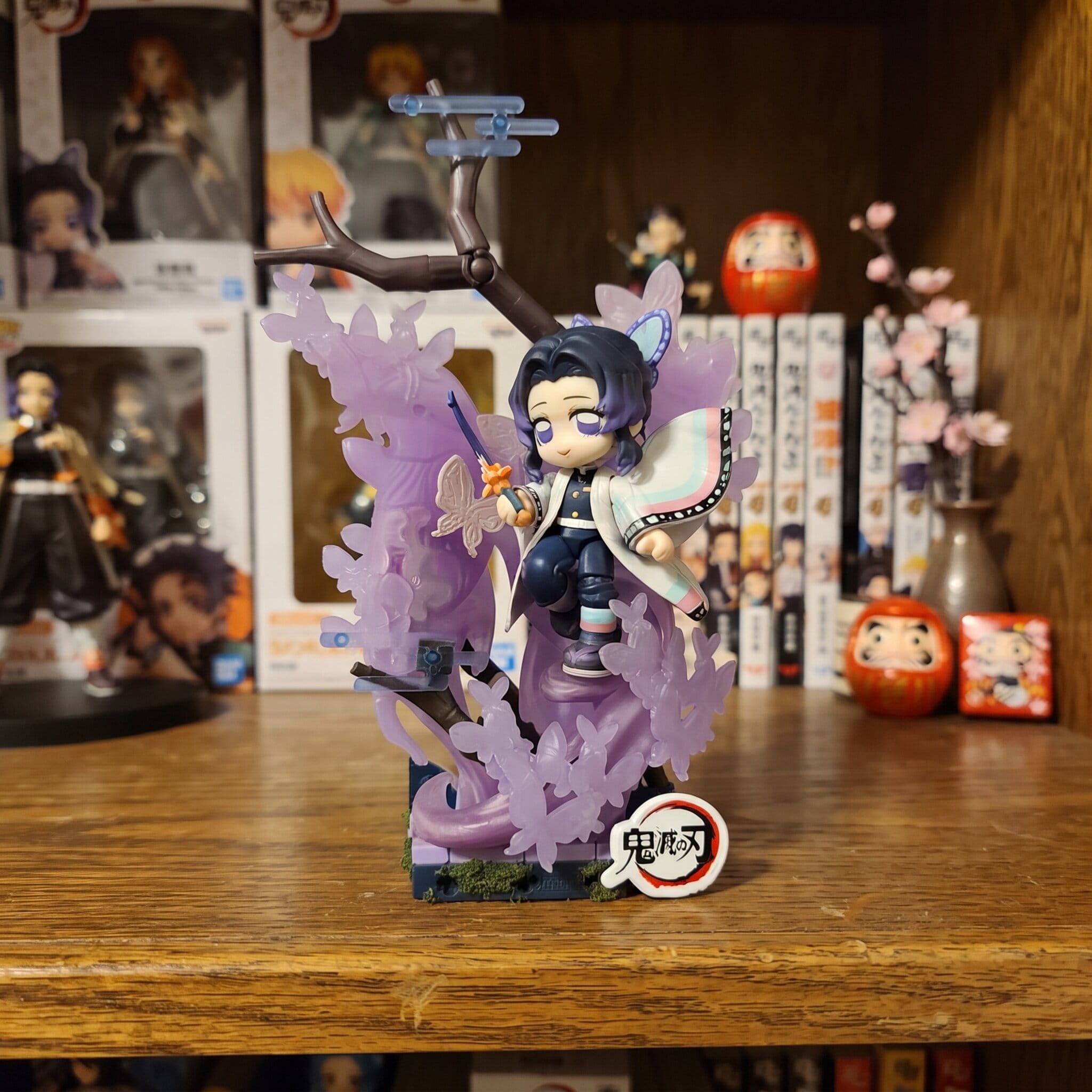 Figurine chibi Shinobu Kocho — haori à motif d'ailes de papillon — Demon Slayer, étagère (décor non inclus)