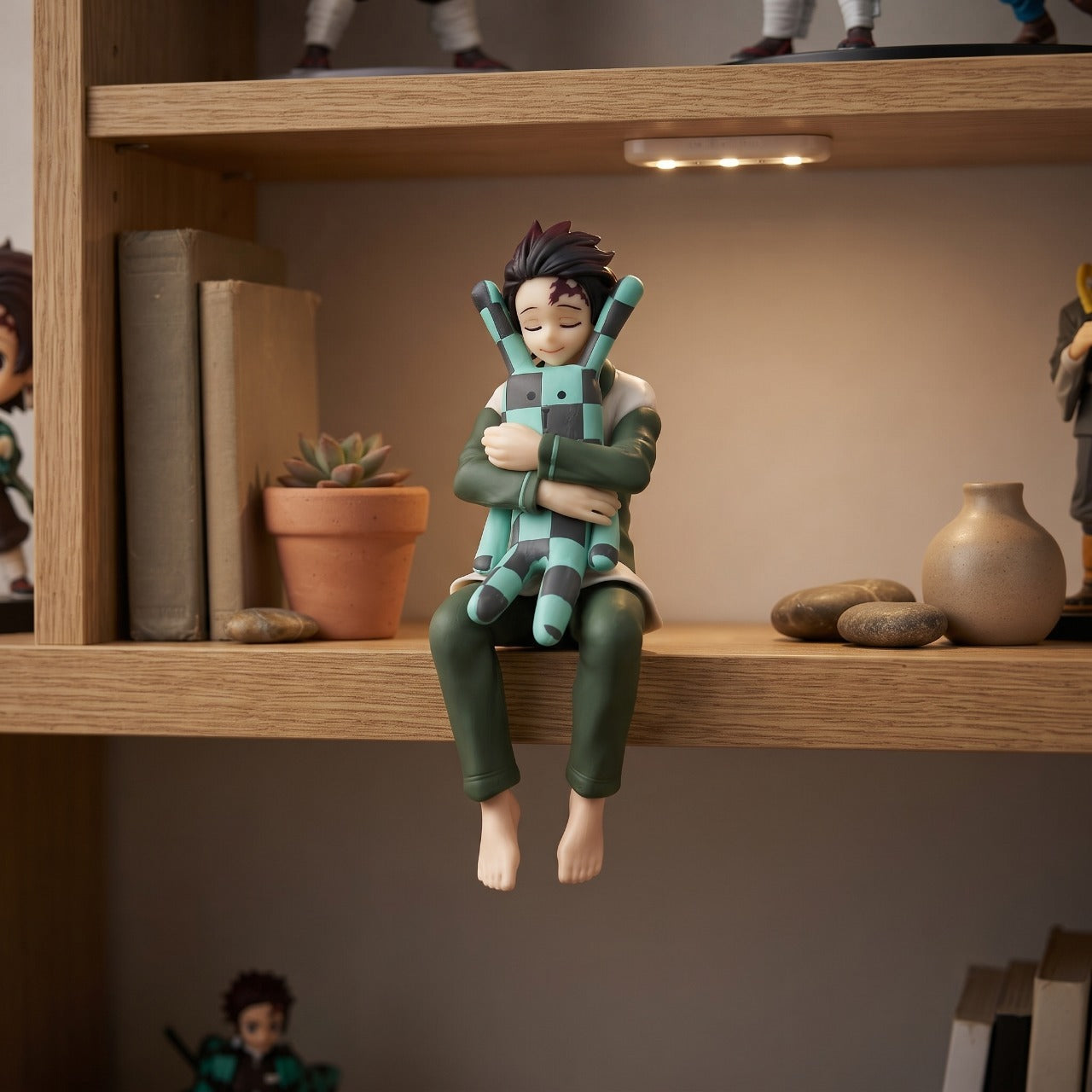 Figurine Tanjiro Kamado assis avec sa peluche, exposée sur une étagère (décor non inclus)