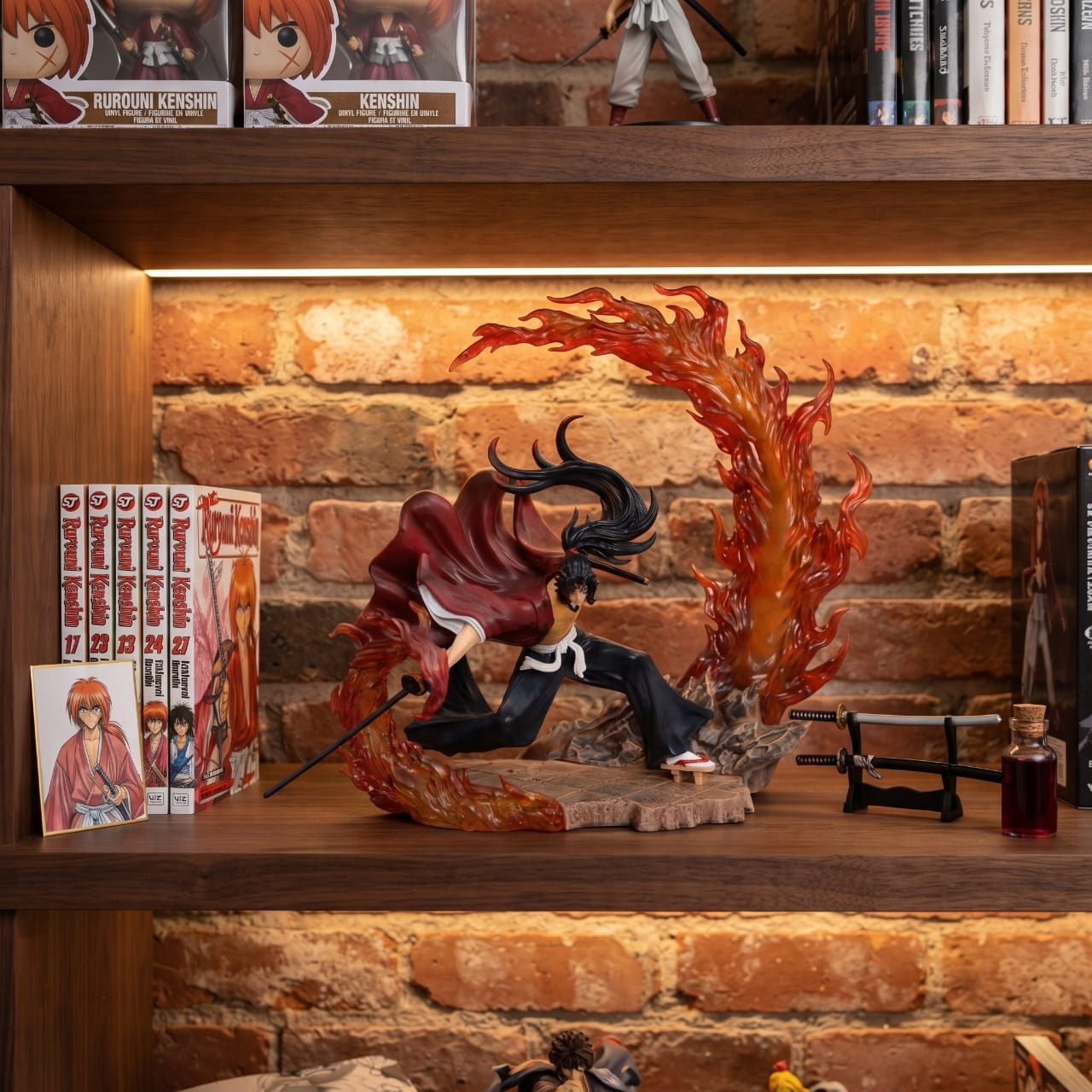 Figurine Tsugikuni Yoriichi souffle du soleil Demon Slayer - exposee sur une etagere (decor non inclus)